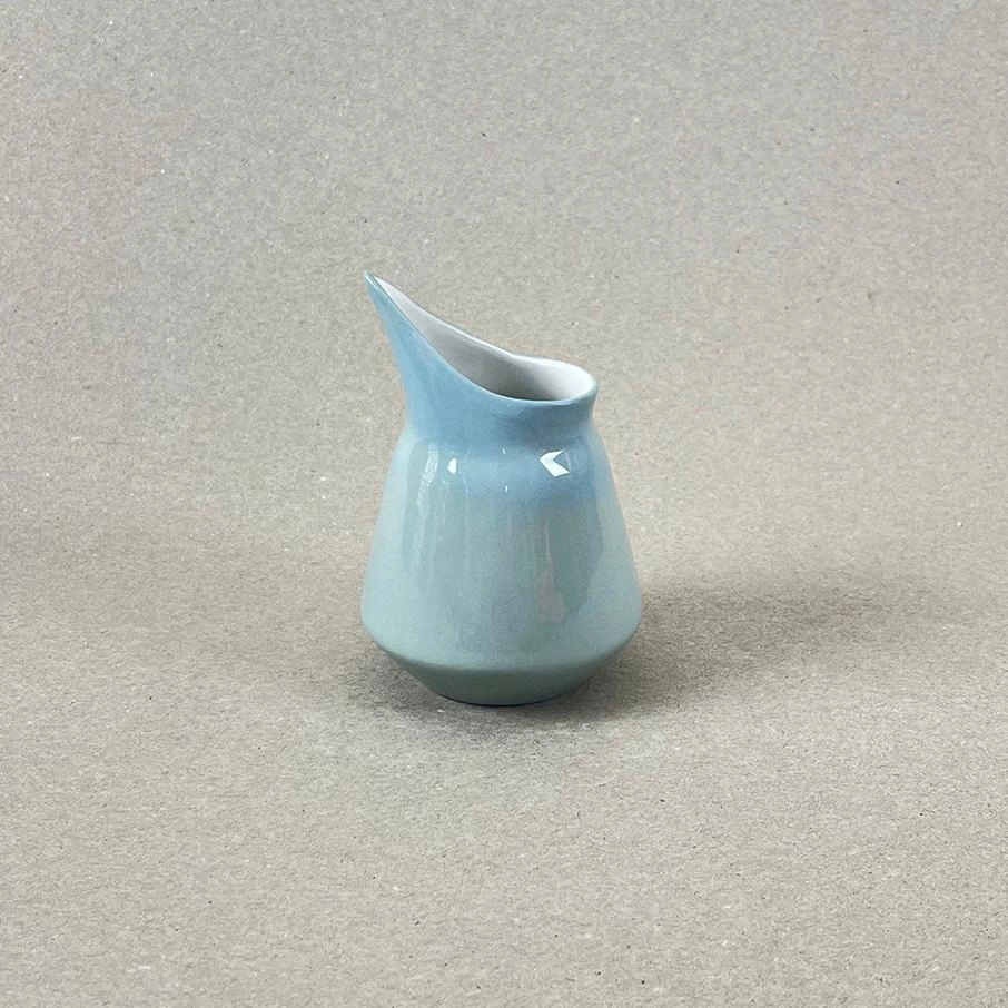 Porcelaine teintée dans la masse. Pièces à colorations variables. Dim. : diam 6,3 cm, h : 9,4 cm Ce petit pot vous offre une occasion unique de personnaliser vos potions avec ou sans alcool par une touche de couleur à la surface … sa tête d’oiseau ne vous laissera pas ignorer le printemps, et ses jours qui rallongent ! N'oubliez pas d'aller écouter le motif musical associé à cette collection.