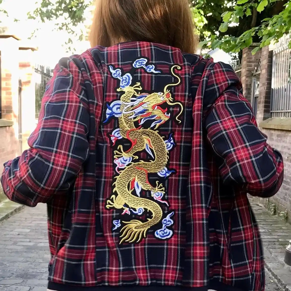 Blouson customisé avec dragon brodé