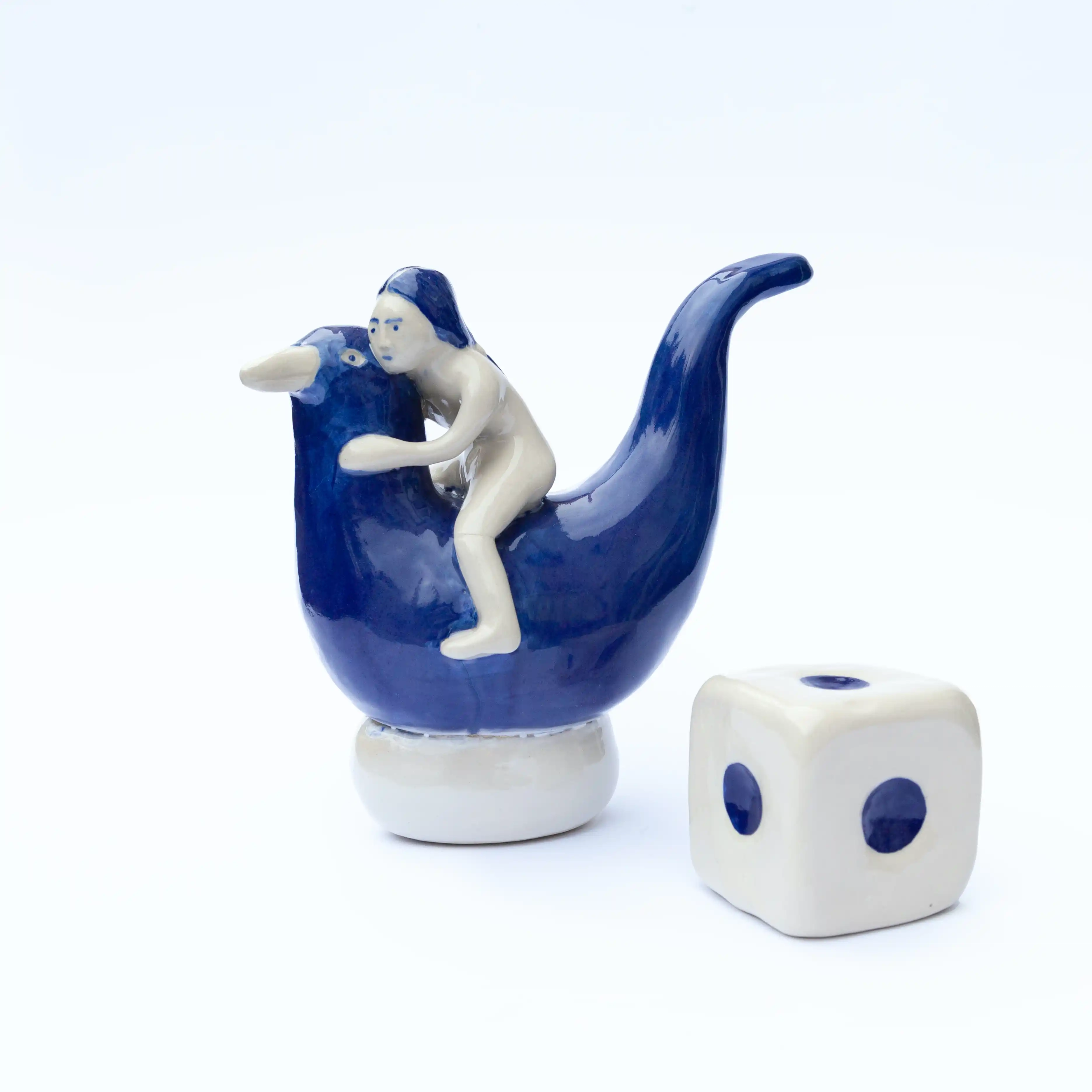 Céramique du personnage La Poule aux Oeufs d’HortyFleur réalisé à la main, exemplaire unique - Vendue sans le dés visible sur la photo