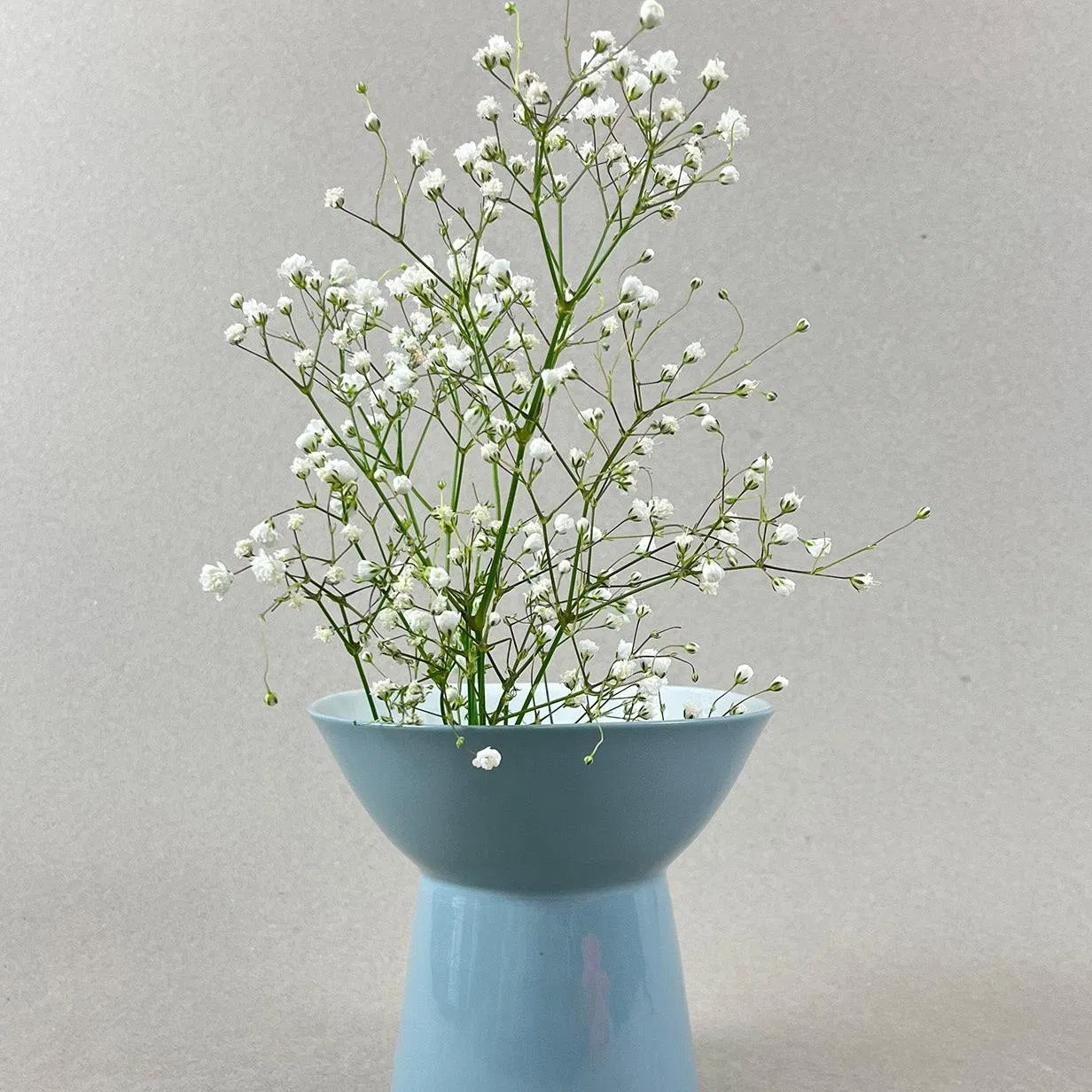 Diam haut : 14,5 cm, Diam int. : 6 cm Hauteur : 12,5. Couleurs : Vert de gris - Intérieur blanc Un beau vase de taille moyenne pour mettre en valeur vos plantes, pots ou bouquets à l'arrivée des beaux jours. Nos objets sont obtenus par coulage, un à un, à la main. Ils présentent chacun des particularités qui attestent de leur aspect artisanal. Nous proposons des pièces à caractère unique, ou en petite série. C'est pourquoi le stock est limité.