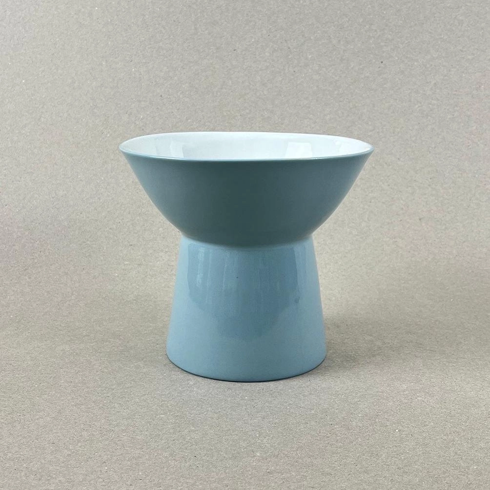 Diam haut : 14,5 cm, Diam int. : 6 cm Hauteur : 12,5. Couleurs : Vert de gris - Intérieur blanc Un beau vase de taille moyenne pour mettre en valeur vos plantes, pots ou bouquets à l'arrivée des beaux jours. Nos objets sont obtenus par coulage, un à un, à la main. Ils présentent chacun des particularités qui attestent de leur aspect artisanal. Nous proposons des pièces à caractère unique, ou en petite série. C'est pourquoi le stock est limité.