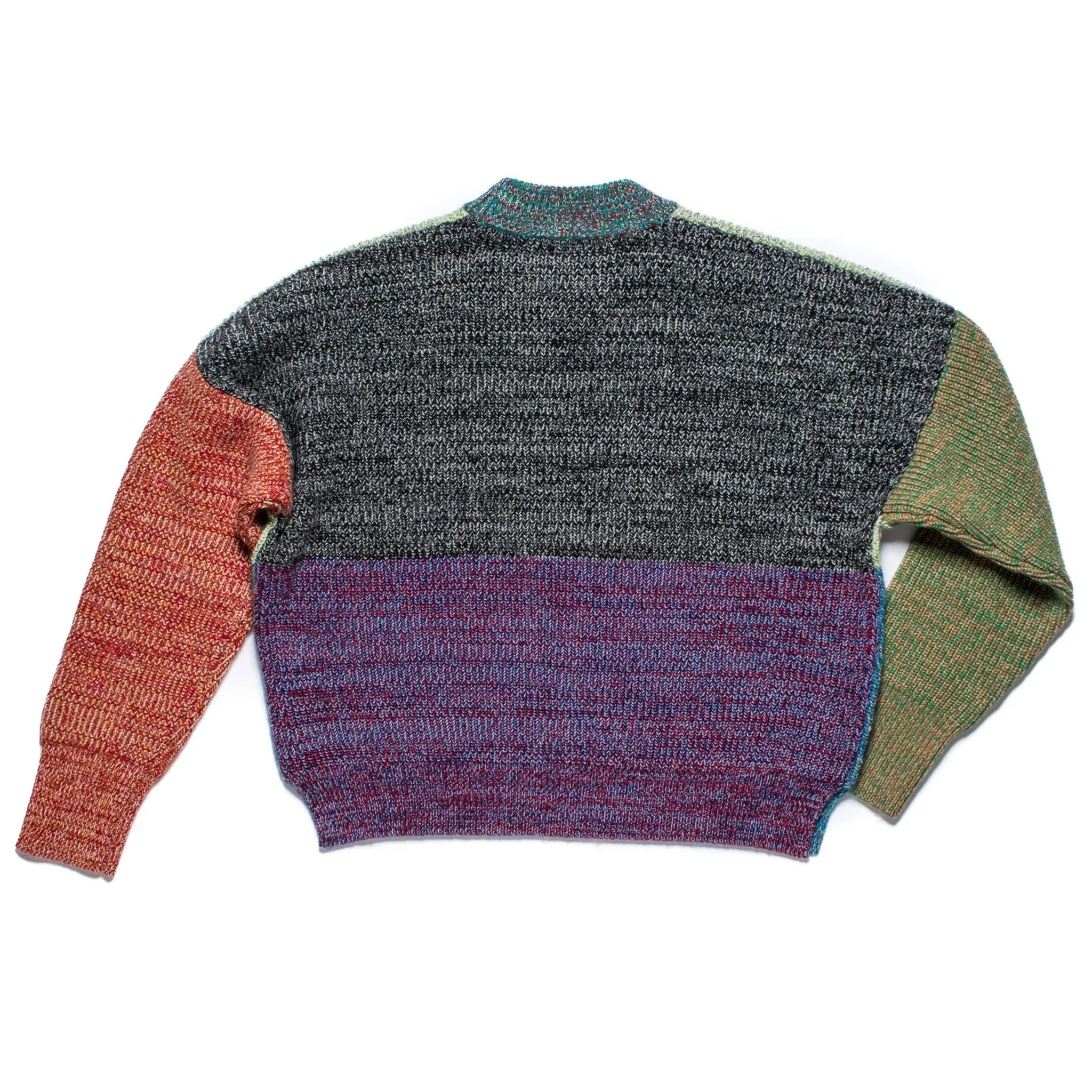 Pull tricoté taille M. LÆRKE est un pull court à col montant.
Sa coupe carrée et décontractée présente des épaules tombantes et des fentes de chaque côté.
Le modèle est défini, mais les couleurs et le fil sont choisis par la roue de la fortune WYP.
Ainsi, chaque pièce est vraiment unique au monde !