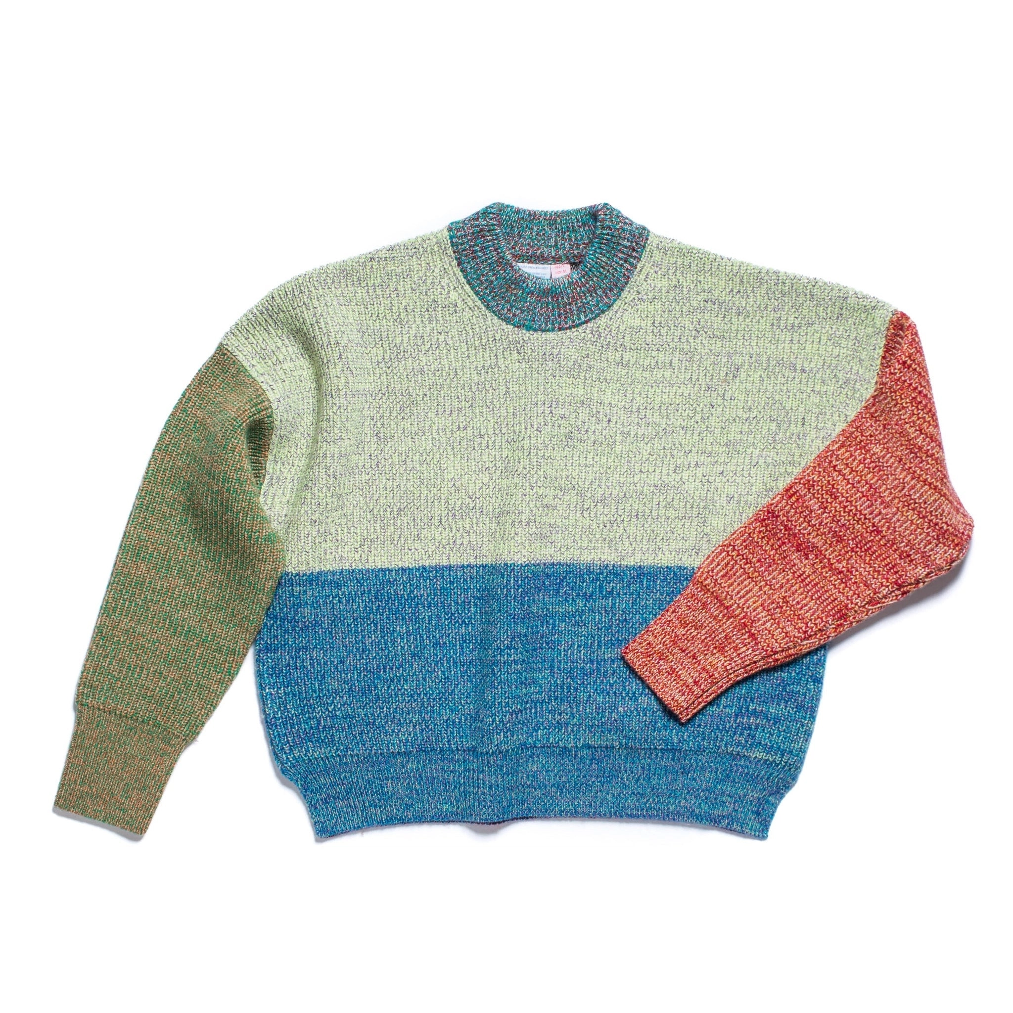 Pull tricoté taille M. LÆRKE est un pull court à col montant.
Sa coupe carrée et décontractée présente des épaules tombantes et des fentes de chaque côté.
Le modèle est défini, mais les couleurs et le fil sont choisis par la roue de la fortune WYP.
Ainsi, chaque pièce est vraiment unique au monde !