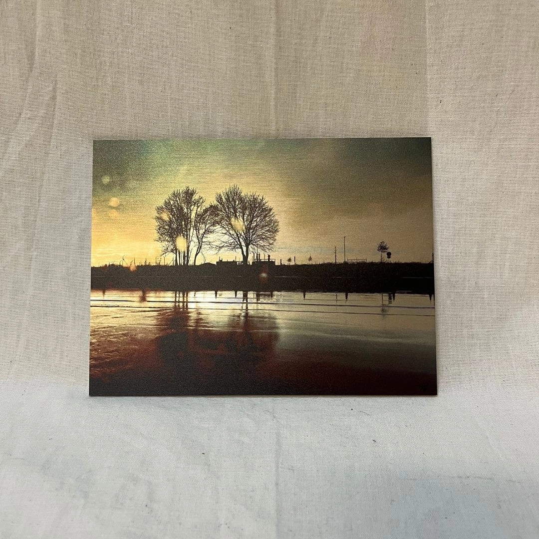 Horizon noir (15x20) Capture un paysage pluvieux où la lumière perce un horizon sombre, créant une dualité entre lumière et obscurité.