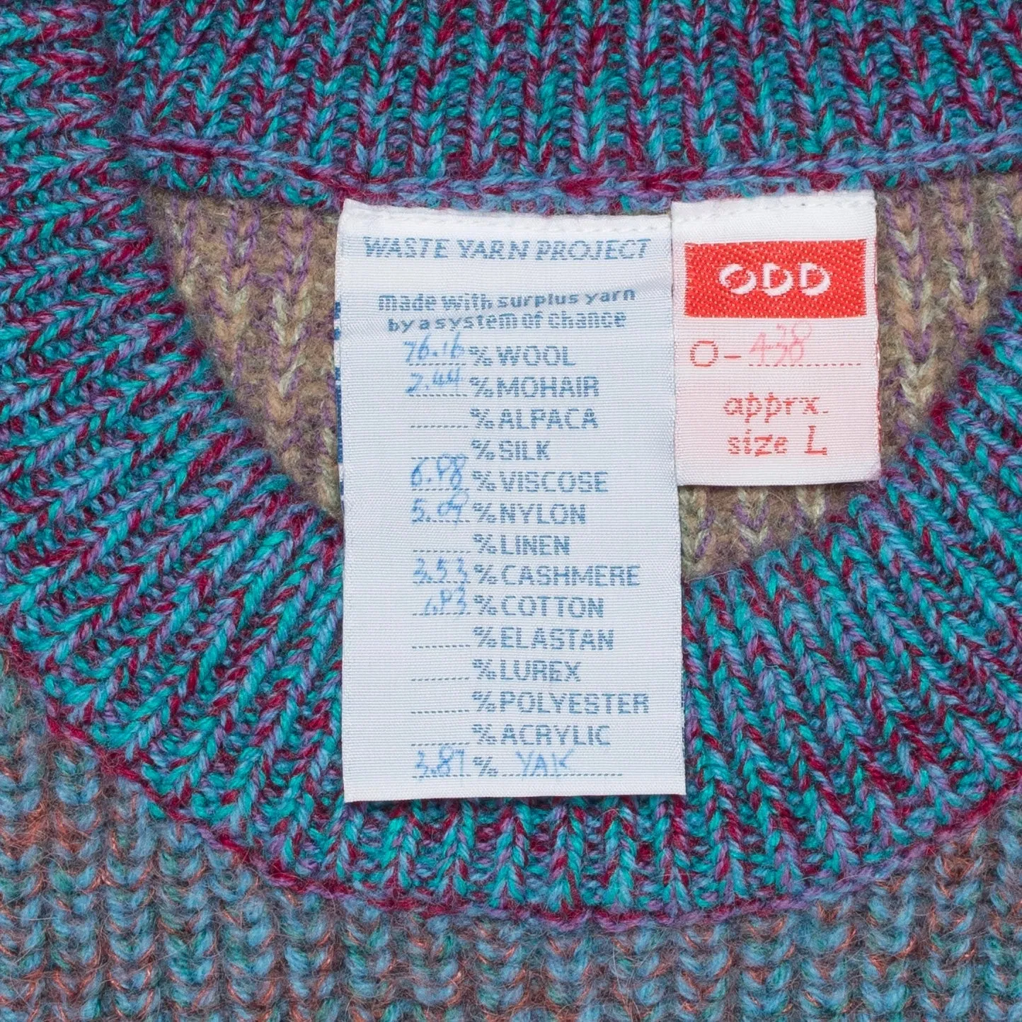 Pull tricoté taille L. ODD est notre pull ras-du-cou classique, parfaitement imparfait.
Sa coupe droite et décontractée est complétée par des épaules tombantes.
Le modèle est défini, mais les couleurs et le fil sont choisis par la roue de la fortune WYP.
Ainsi, chaque pièce est vraiment unique au monde !