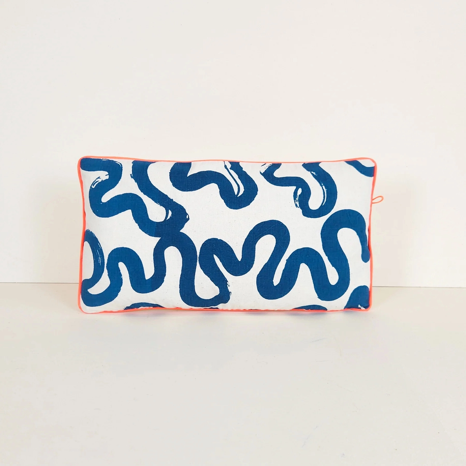 Chaque coussin est une pièce unique confectionnée à la main dans notre atelier-boutique Parisien.
Nous imprimons au cadre tous nos tissus avec la technique de la sérigraphie. Les tissus que nous utilisons sont des textiles anciens appelés « métis » et sont des draps épais faits de lin et coton. L’idée de faire du nouveau avec de l’ancien fait partie des piliers de M3TISS.
Après l’impression, place à la couture, réalisée aussi par nos soins.
Le recto-verso offre une variété de couleurs et de motifs, vous laissant la possibilité de créer des combinaisons personnalisées.
Tissu ancien appelé "métis" en coton et/ou lin. 30 x 50 cm.