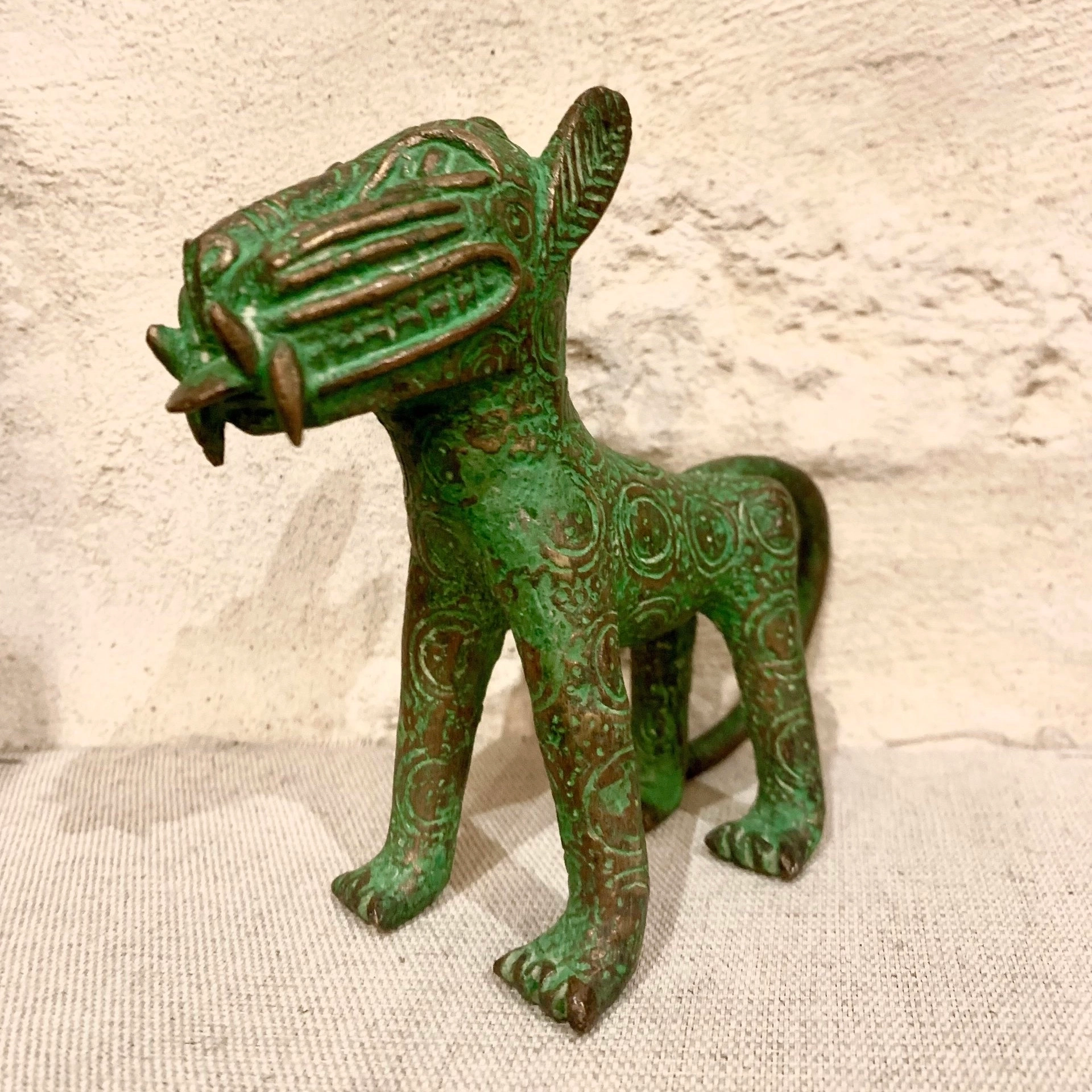 Cette magnifique sculpture représente un mini léopard, du Bénin.
Elle est en bronze et a été réalisée à la main.