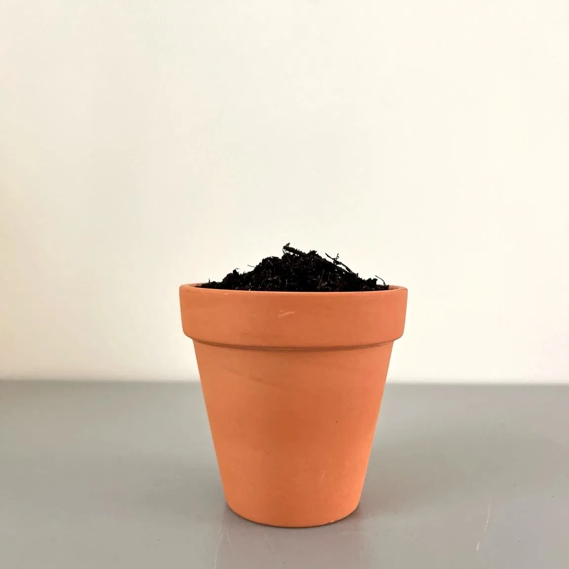 UN TERREAU SANS TOURBE Ce terreau est élaboré en Limousin par une PME amie, le terreau Clotaire est garanti sans tourbe, ce qui en fait une pépite pour vos balcons. Pourquoi on évite la tourbe ? Parce que les tourbières sont des puits de carbone et elles mettent des centaines d'années à UN TERREAU TOUT TERRAIN Il convient à tout type de plantes et est utilisable en agriculture biologique . Le terreau 10L est enrichi en compost et convient plus particulièrement aux plantes fleuries. Contenance au choix : 5L ou 10L 1 sac de 5L permet de remplir 3 pots de 20 cm 1 sac de 10L permet de remplir 4 pots de 30 à 40 cm.