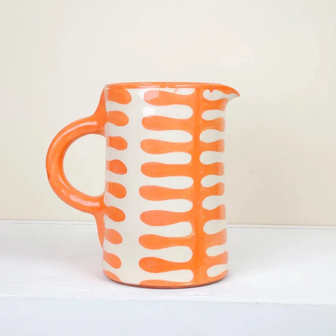 Tournée et peinte à la main par nos artisans, cette carafe dévoile un motif floral inspiré de l’érable japonais, délicat et plein de finesse.
Orange corail. Hauteur 25cm / Diamètre 12 cm.