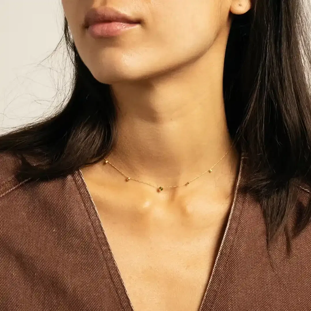 Le collier UVA est un ras de cou minimaliste, où viennent se grapper sur une délicate chaîne câble de 38 cm quelques billes de métal et des pierres fines de tailles différentes.
Les bijoux Atelier Nicol sont entièrement fabriqués en laiton (sans nickel, non allergène), puis recouverts d'un bain d'or. Le placage trois microns permet à chaque pièce de pouvoir vous accompagner au quotidien et de durer dans le temps. Les bijoux plaqué argent sont, quant à eux, recouvert d'un bain d'argent de dix microns.