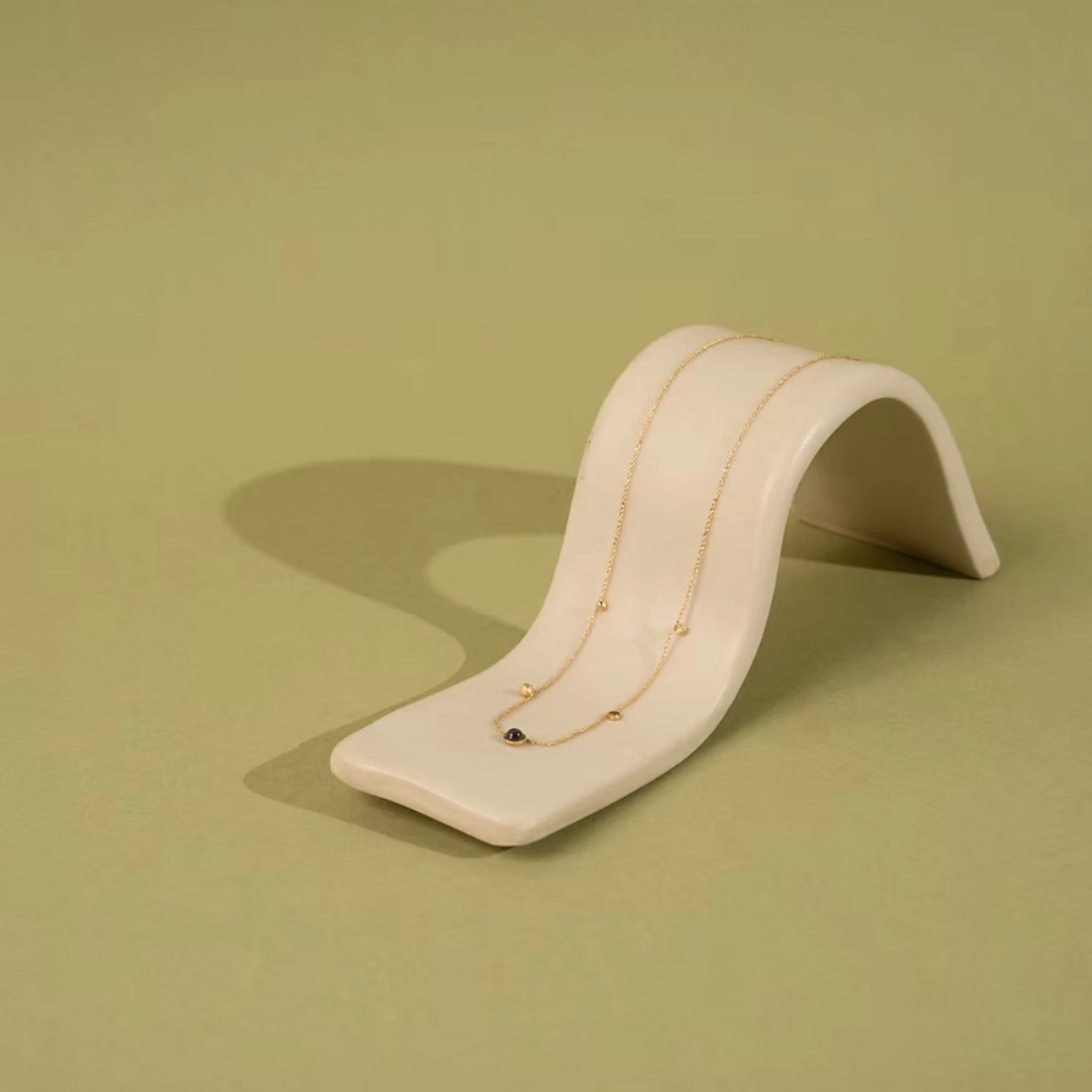 Le collier UVA est un ras de cou minimaliste, où viennent se grapper sur une délicate chaîne câble de 38 cm quelques billes de métal et des pierres fines de tailles différentes.
Les bijoux Atelier Nicol sont entièrement fabriqués en laiton (sans nickel, non allergène), puis recouverts d'un bain d'or. Le placage trois microns permet à chaque pièce de pouvoir vous accompagner au quotidien et de durer dans le temps. Les bijoux plaqué argent sont, quant à eux, recouvert d'un bain d'argent de dix microns.