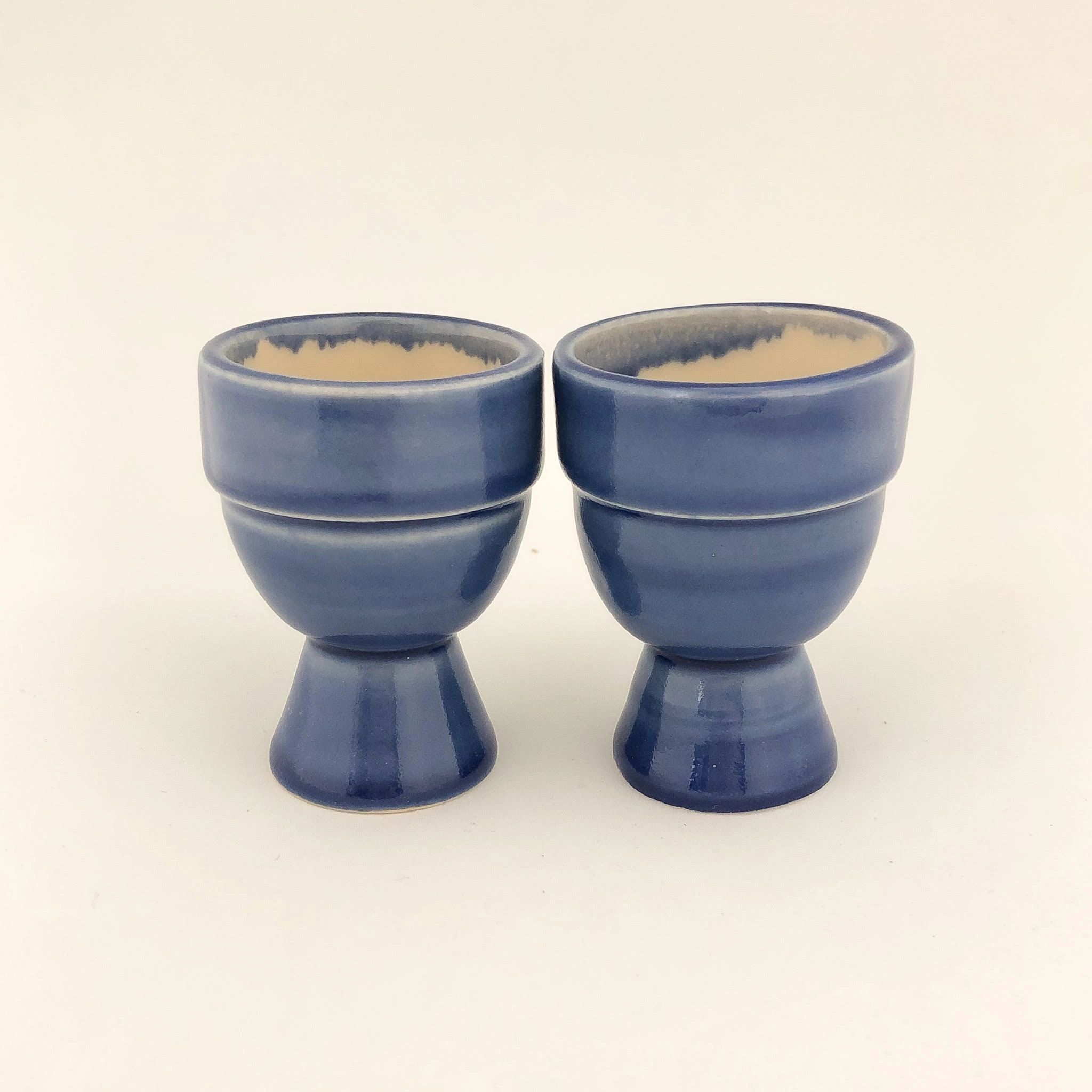 Les coquetiers Dolo sont des pièces tournées à la main. Ils offrent une finition satinée dans des tons bleu. Parfaits pour un brunch ou un petit-déjeuner en famille, ces coquetiers ajoutent une touche d'élégance à chaque occasion.