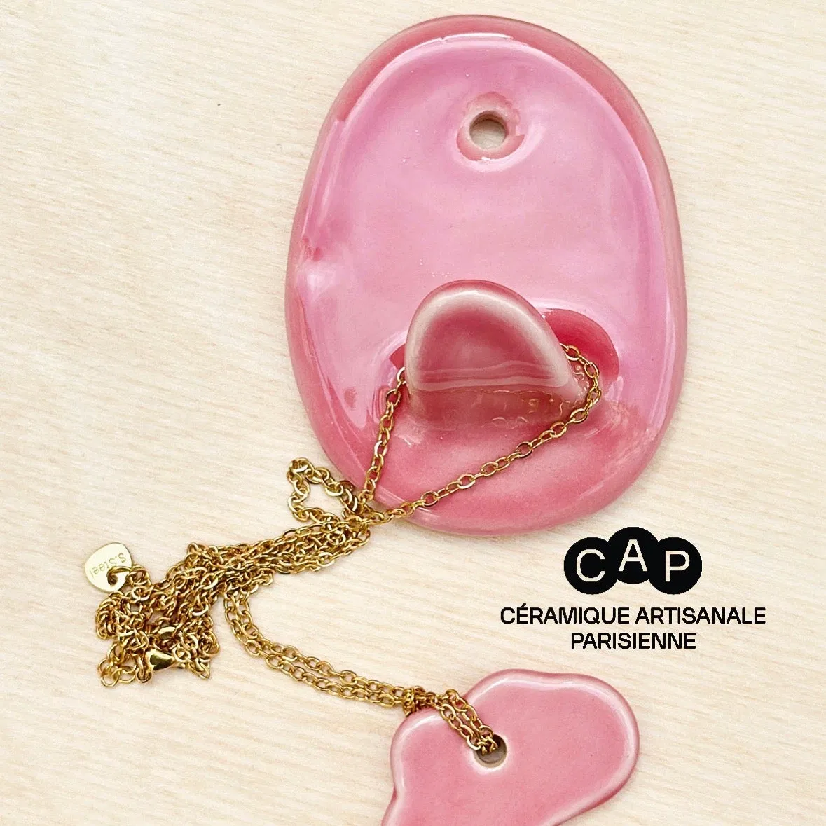 Porte-Colliers, support colliers, patère linge léger… 1 crochet. Faience et émail brillant. Fabriqué à la main à Paris. Toutes les couleurs sont disponibles sur commande. CAP - Céramique Artisanale Parisienne