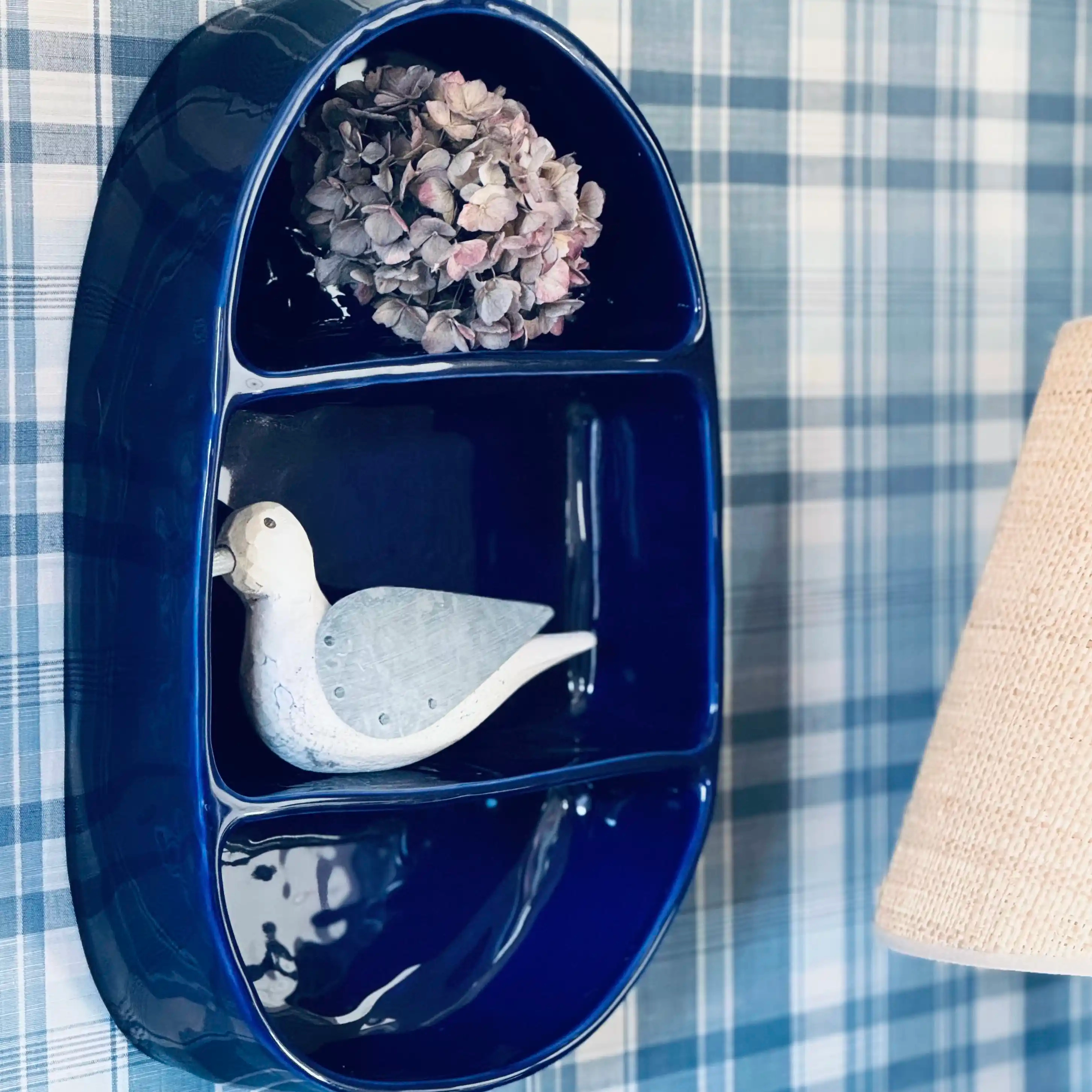 Étagère en faïence, émail bleu marine brillant, fabriquée à la main à Paris. 43 cm x 28 cm x 9 cm (6 cm à l’intérieur). CAP Céramique Artisanale Parisienne. Dispo sur commande dans la couleur de votre choix.