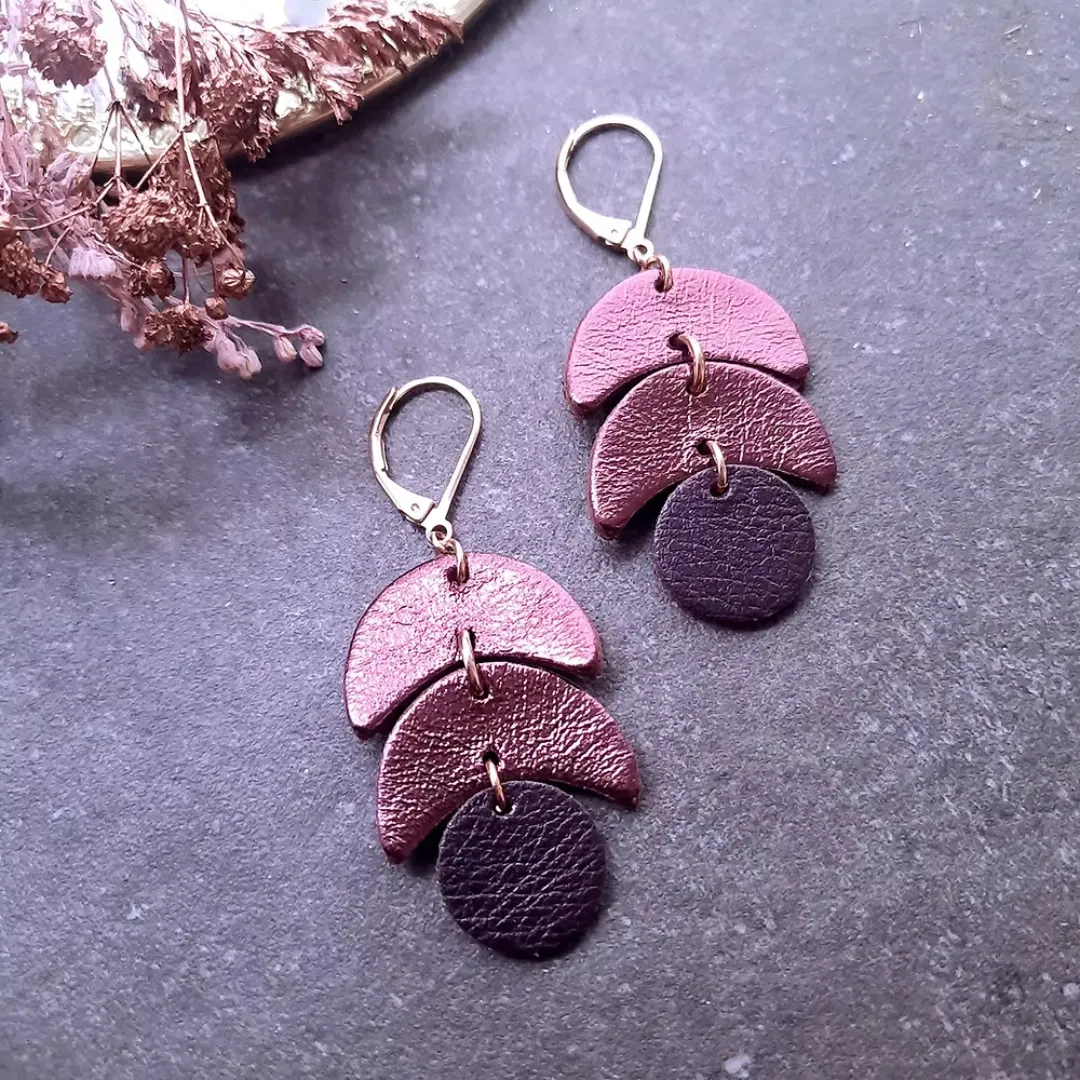 Succombez aux boucles d'oreilles féminines CALDER Cassis. Cet élégant bijou fantaisie associe avec subtilité un duo de cuir coloré aux notes vibrantes d'or rose et de fruits rouges .
Ces pendantes pour femme apporteront une touche de fantaisie à votre tenue.
Boucles d'oreilles violettes montées sur des dormeuses dorées à l'or rose. Bijou fantaisie de qualité, fabriqué à la main dans notre atelier parisien.