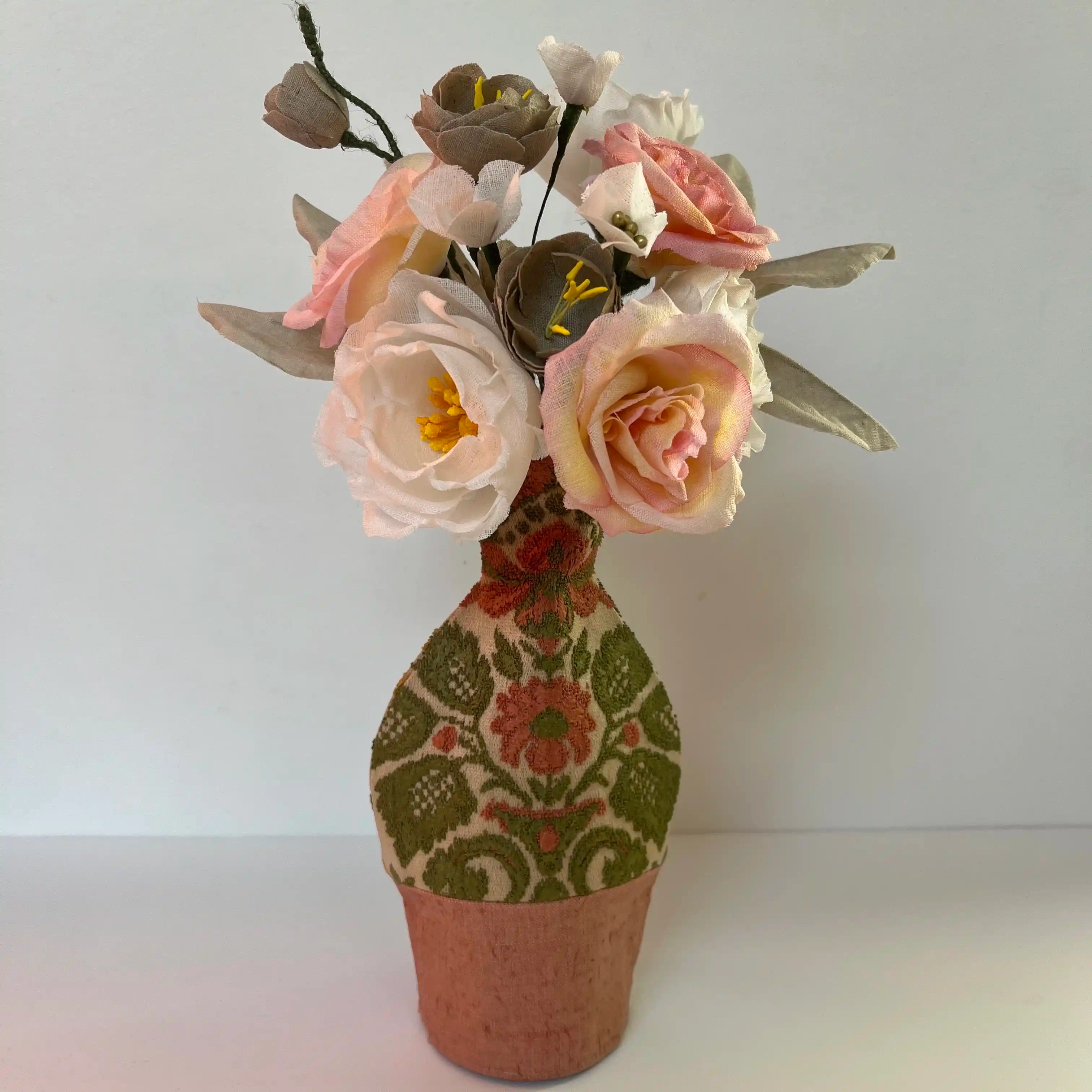 Bouquet de fleurs en lin réalisées à la main dans un soliflore en lin et tissu ancien