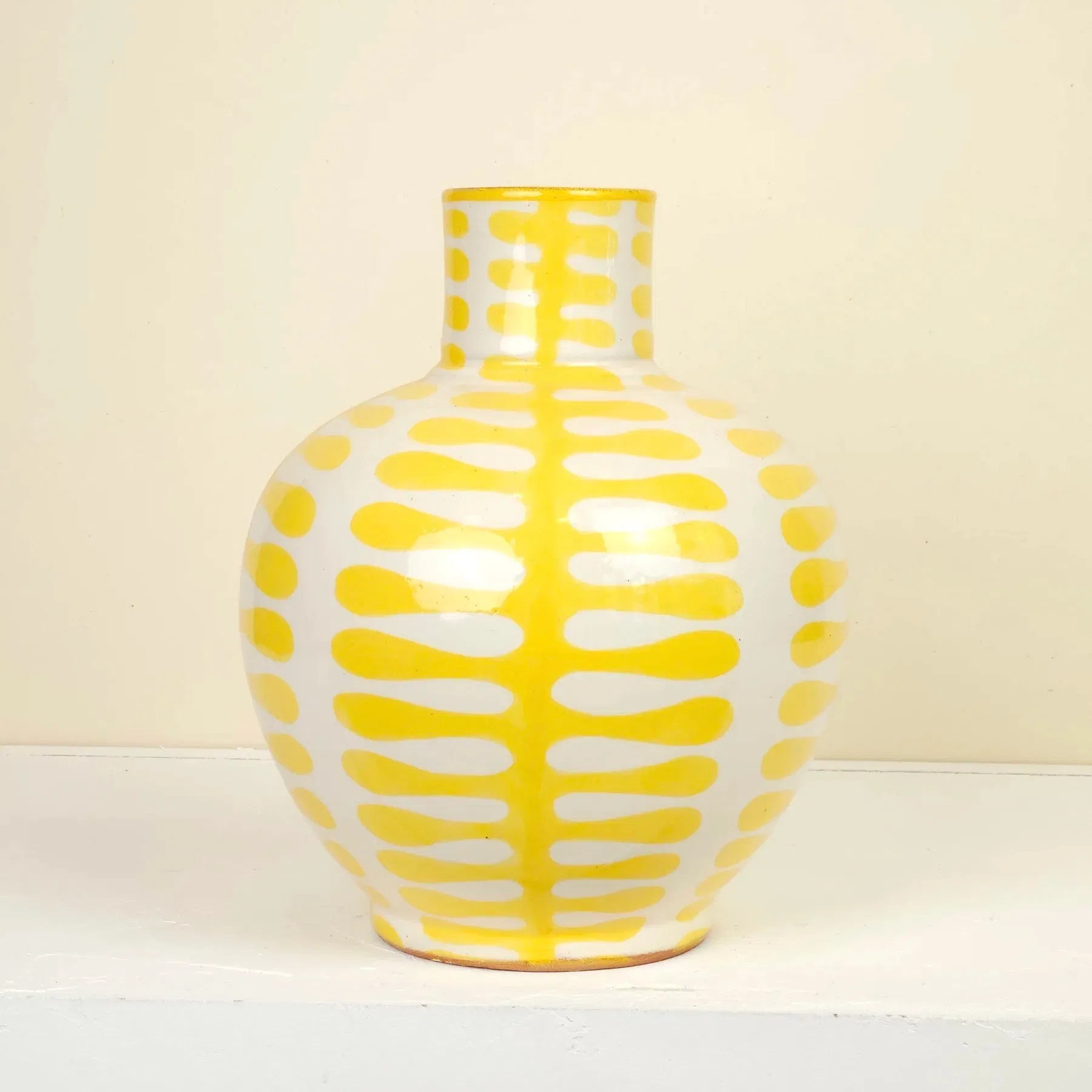 Vase en céramique, tourné et peint à main levée dans notre atelier.
Chaque pièce est unique, façonnée avec soin.
Sa base arrondie et son col élancé lui donnent une silhouette équilibrée, à la fois douce et graphique.
Disponible en plusieurs couleurs. Hauteur 25cm / Diamètre 12 cm.