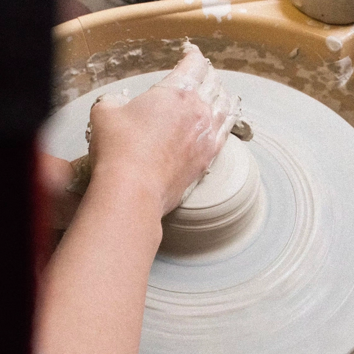 Une première approche du tournage, en douceur.
Prenez un moment rien que pour vous, et laissez-vous guider à travers les premiers gestes du tournage dans un atelier de céramique à Paris, calme, lumineux et inspirant.
Cette initiation de 2h30 est pensée pour vous offrir une expérience sensible et accessible, sans prérequis.
Que vous soyez curieux·se, en quête d’un moment créatif, ou tout simplement attiré·e par la matière, ce cours est une belle entrée en matière dans le monde de la poterie.
Durant ces 2h30 de découverte, je vous propose une immersion sensible et progressive dans l’univers du tournage : temps d’accueil – pour poser vos questions et découvrir l’ambiance de l’atelier; introduction à la céramique : son histoire, ses usages, les différentes terres, les étapes de fabrication; démonstration pas à pas des gestes essentiels du tournage (centrage, montée de la terre, façonnage); pratique accompagnée : chacun·e prend place derrière un tour pour créer ses premières pièces; nettoyage rapide des tours, une fois la séance terminée.
Temps de sélection : en fin de séance, vous choisissez jusqu’à trois pièces que je cuirai et émaillerai pour vous.
Chaque geste est guidé avec attention, et chacun·e progresse à son rythme. Ce n’est pas la performance qui compte, mais l’expérience du faire. L’étonnement de voir la matière se transformer sous vos mains.
Avec seulement 4 participant·es, je peux accompagner chacun·e personnellement, dans une ambiance à la fois concentrée et bienveillante.