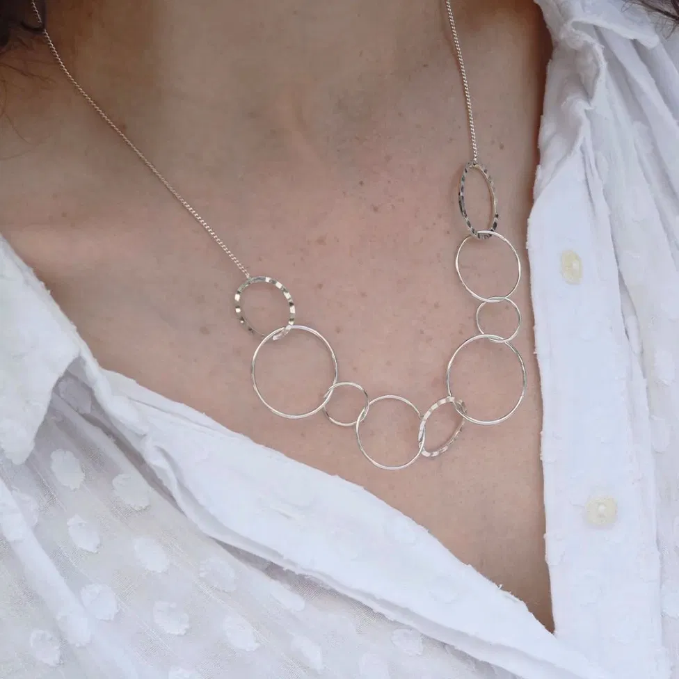 Avec le cercle pour point de départ, la ligne Colisée revisite le bijou-talisman, entre la préciosité d’une pièce de monnaie ancienne et le mystique d’un médaillon religieux. Minimale, twistée de pointes de couleur, elle marie les textures en jouant sur le mouvement, sur les pleins et les vides. Des pièces attachantes, aériennes et précieuses.
Matériaux : en laiton doré à l'or fin recyclé 24 carats, couleur laquée
Dimensions : longueur 45 cm + chaînette de réglage
Tous nos bijoux sont garantis 2 ans
Pensé et fabriqué main à Paris
Livré dans son packaging individuel écologique.
Conseils d'entretien : évitez le contact avec l'eau et le parfum afin que le bijou conserve son éclat
Nos matières premières sont soigneusement sélectionnées et sans risques pour votre santé : elles ne contiennent ni plomb, ni nickel, ni cadmium, conformément à la législation.