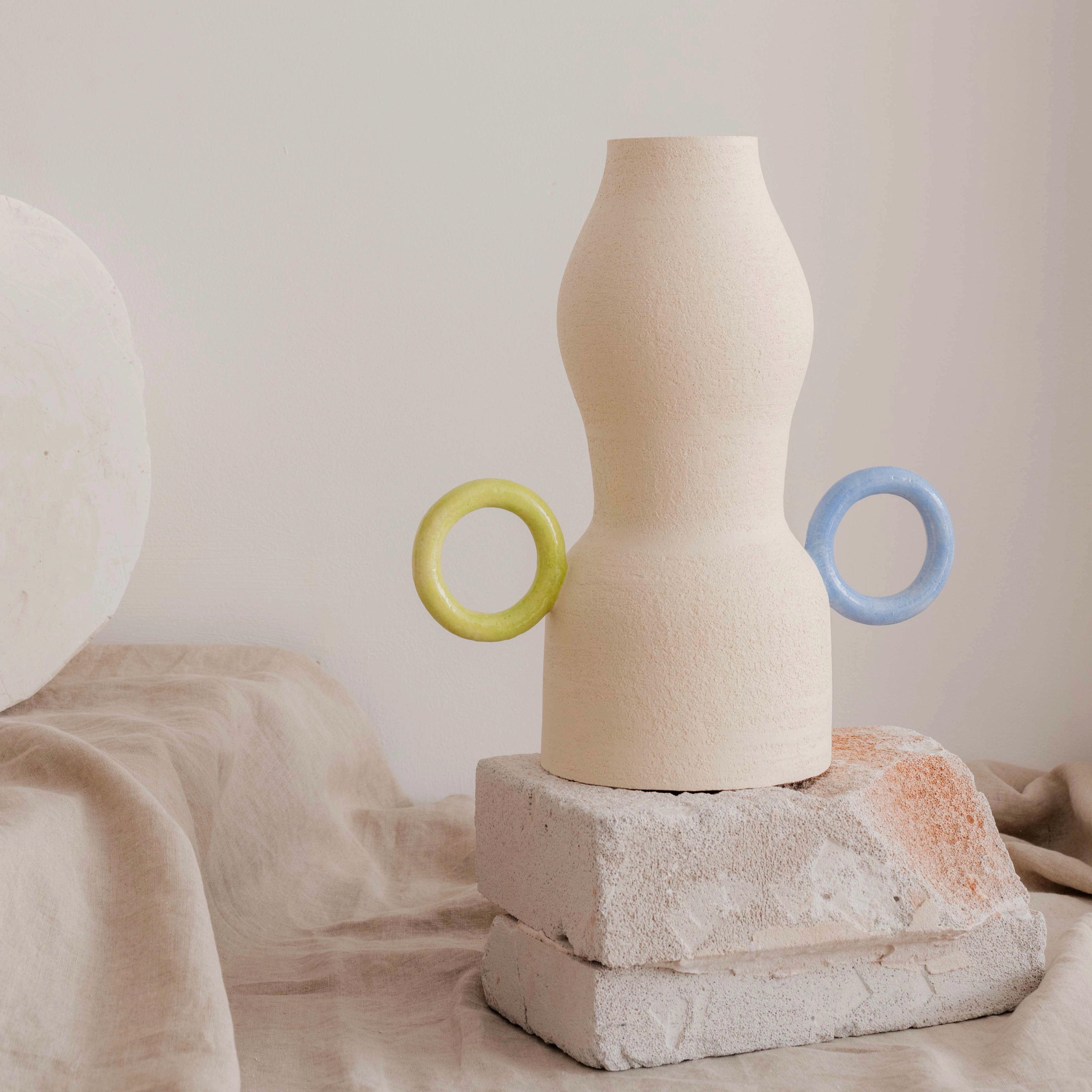 Grès blanc chamotté, intérieur et anses émaillées.
Vase/coupe réversible.
Exemplaire unique.
Largeur 29 cm
Hauteur 32 cm