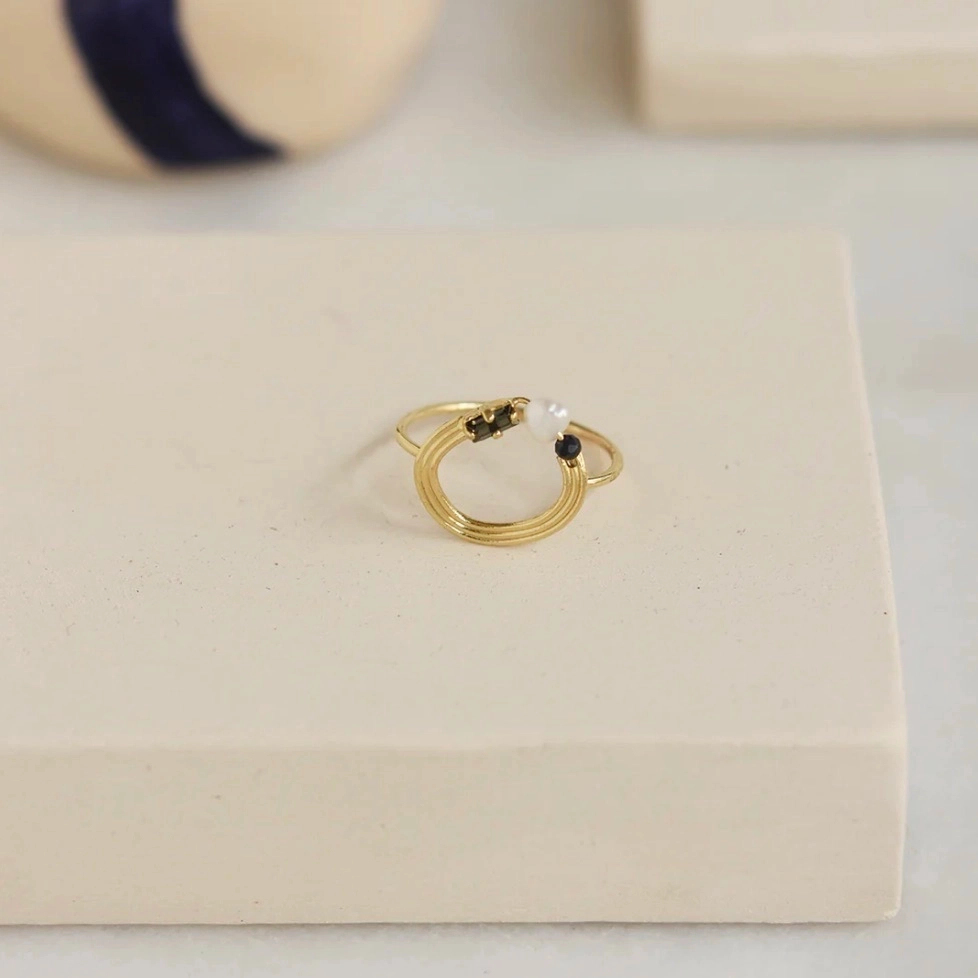 Pensée comme une ligne de petite joaillerie tout en restant accessible au plus grand nombre, la collection Esma joue sur l’asymétrie en mariant lignes pures et contours aux reliefs sinueux. Des pièces simples travaillées comme de petits objets précieux, à porter au quotidien.
Matériaux : laiton plaqué or recyclé 24 carats, strass, perle d'eau douce, spinelle (perle noire)
Dimensions : corps de bague 4,9cm
Poids : 0,76 g
Disponible en taille 54, 56 ou sur mesure (+6€)
Tous nos bijoux sont garantis 2 ans
Pensée et fabriquée main à Paris
Livrée dans son packaging individuel écologique.
Conseils d'entretien : évitez le contact avec l'eau et le parfum afin que le bijou conserve son éclat
Nos matières premières sont soigneusement sélectionnées et sans risques pour votre santé : elles ne contiennent ni plomb, ni nickel, ni cadmium, conformément à la législation.