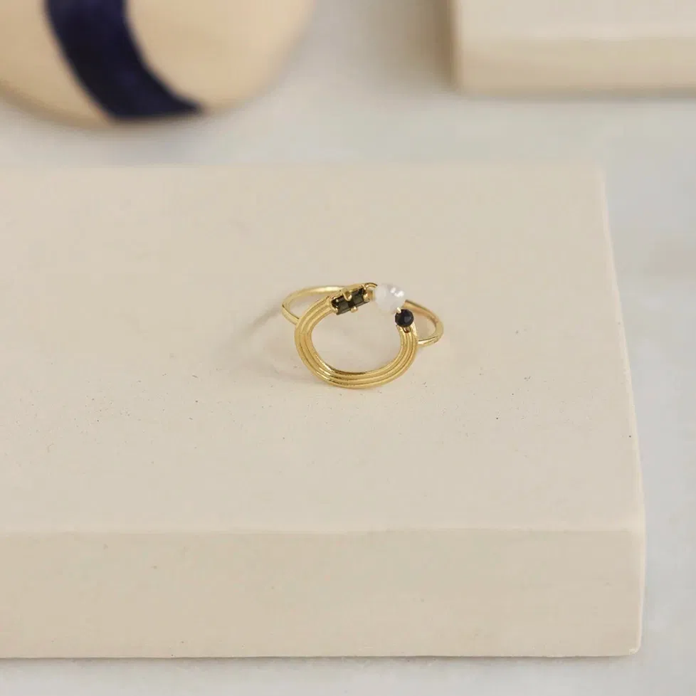 Pensée comme une ligne de petite joaillerie tout en restant accessible au plus grand nombre, la collection Esma joue sur l’asymétrie en mariant lignes pures et contours aux reliefs sinueux. Des pièces simples travaillées comme de petits objets précieux, à porter au quotidien.
Matériaux : laiton plaqué or recyclé 24 carats, strass, perle d'eau douce, spinelle (perle noire)
Dimensions : corps de bague 4,9cm
Poids : 0,76 g
Disponible en taille 54, 56 ou sur mesure (+6€)
Tous nos bijoux sont garantis 2 ans
Pensée et fabriquée main à Paris
Livrée dans son packaging individuel écologique.
Conseils d'entretien : évitez le contact avec l'eau et le parfum afin que le bijou conserve son éclat
Nos matières premières sont soigneusement sélectionnées et sans risques pour votre santé : elles ne contiennent ni plomb, ni nickel, ni cadmium, conformément à la législation.