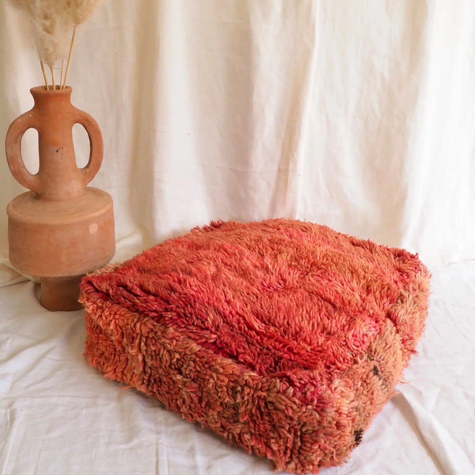 Pouf Berbère Marocain en pure laine. Entièrement réalisé à la main à partir d’un tapis Boujaad ancien.
Il mesure environ 60 x 60 cm environ et 30 cm de hauteur environ
Vendu vide, le pouf peut être garni grâce à des couvertures, oreillers et coussins etc… ou grâce à différents remplissages disponibles dans dans le commerce. Apportez lui le gonflant et la fermeté/moelleux que vous souhaitez, en ajustant le rembourrage à votre convenance, grâce à sa large ouverture à fermeture éclair.
Ce pouf Berbère Marocain aux tons roses s’adaptera parfaitement à tout style de décoration d’intérieur. Apportez une touche d’authenticité à votre décoration grâce à cette pièce unique!
Des imperfections peuvent être constatées du fait du grand âge des tapis qui sont utilisés pour la confection de ces poufs