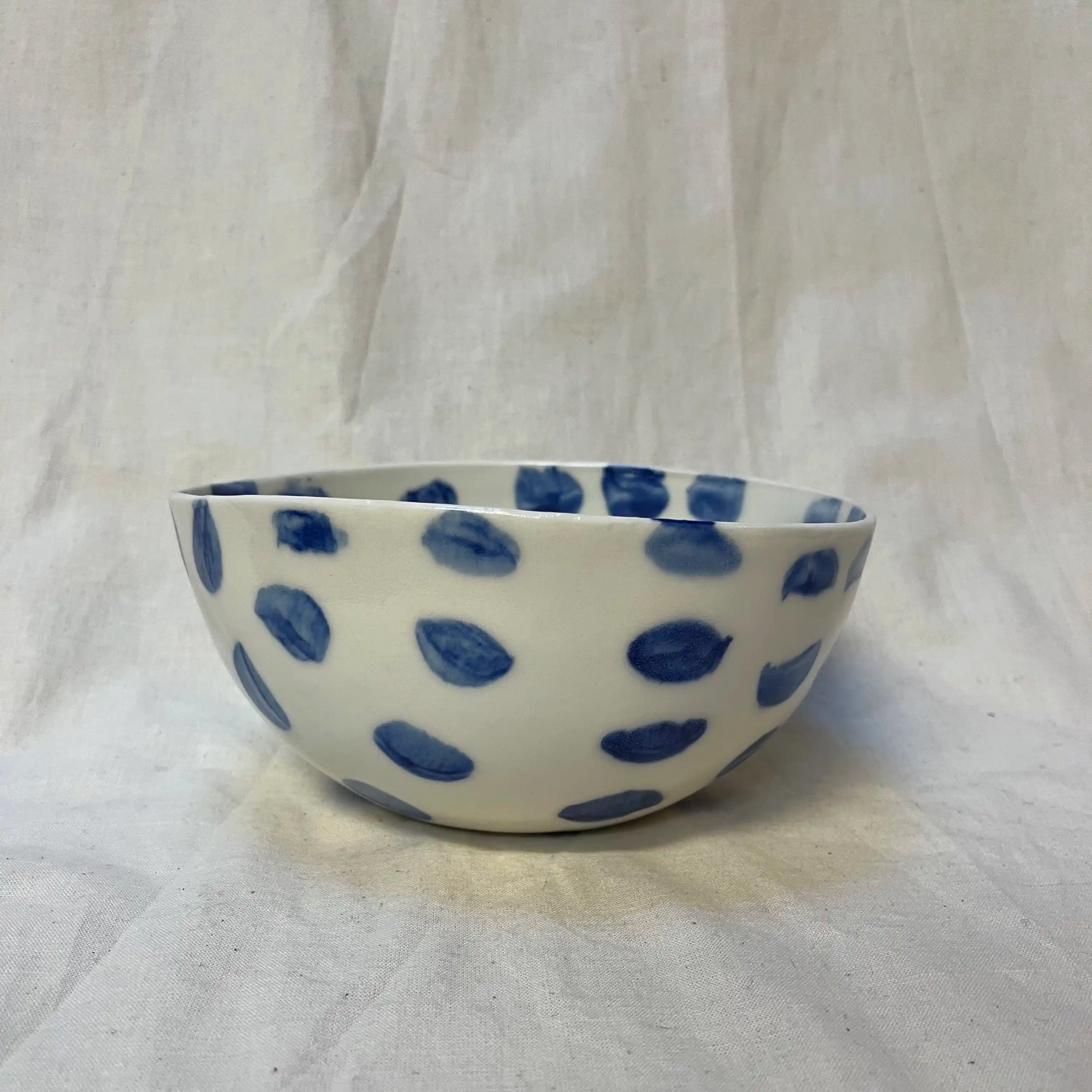 Petit saladier porcelaine. Diamètre 17 cm, hauteur 8 cm. Décor à l’engobe