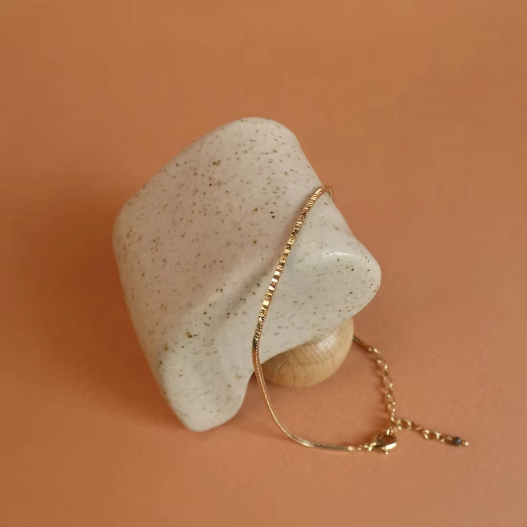 Le bracelet STRIA est une chaîne fine sur laquelle repose une baguette de métal rigide striée. La brillance de la texture viendra subtilement illuminer votre poignet à chaque mouvement. Le parfait bijou minimaliste, à porter seul ou à accumuler !
La chaîne mesure environ 15 cm et peut se régler à différentes tailles.
Les bijoux Atelier Nicol sont entièrement fabriqués en laiton (sans nickel, non allergène), puis recouverts d'un bain d'or. Le placage trois microns permet à chaque pièce de pouvoir vous accompagner au quotidien et de durer dans le temps. Les bijoux plaqué argent sont, quant à eux, recouvert d'un bain d'argent de dix microns.