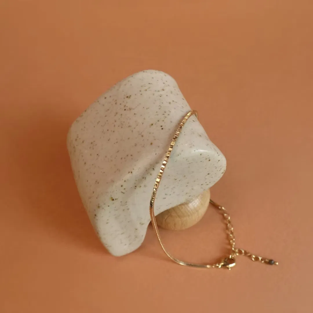 Le bracelet STRIA est une chaîne fine sur laquelle repose une baguette de métal rigide striée. La brillance de la texture viendra subtilement illuminer votre poignet à chaque mouvement. Le parfait bijou minimaliste, à porter seul ou à accumuler !
La chaîne mesure environ 15 cm et peut se régler à différentes tailles.
Les bijoux Atelier Nicol sont entièrement fabriqués en laiton (sans nickel, non allergène), puis recouverts d'un bain d'or. Le placage trois microns permet à chaque pièce de pouvoir vous accompagner au quotidien et de durer dans le temps. Les bijoux plaqué argent sont, quant à eux, recouvert d'un bain d'argent de dix microns.