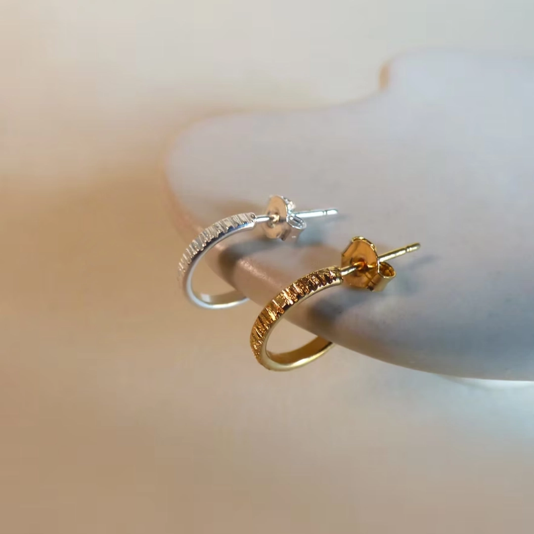 La créole STRIA est un anneau vendu à l'unité. Sa texture striée apporte un éclat subtile à chacun de vos mouvements. Le parfait bijou minimaliste pour venir compléter votre composition de boucles d'oreilles.
La créole est disponible en plaqué or ou bien en plaqué argent.
Les bijoux Atelier Nicol sont entièrement fabriqués en laiton (sans nickel, non allergène), puis recouverts d'un bain d'or. Le placage trois microns permet à chaque pièce de pouvoir vous accompagner au quotidien et de durer dans le temps. Les bijoux plaqué argent sont, quant à eux, recouvert d'un bain d'argent de dix microns.