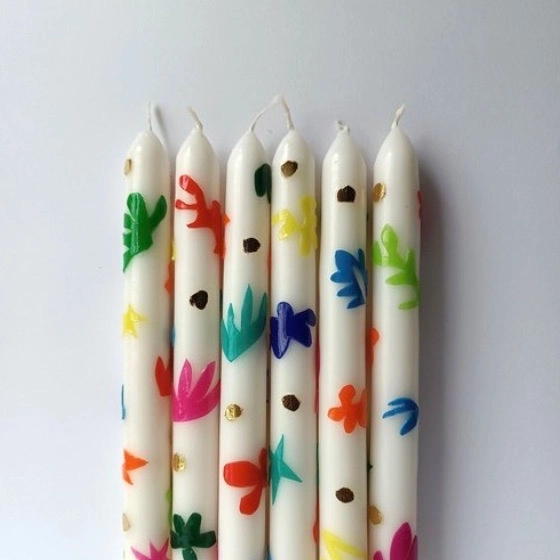 Décorée à la main par Kiri Megan dans son atelier parisien, chaque bougie est unique.
Durée de combustion variable : environ 8 heures.
Matériaux et dimensions
Dimensions : hauteur 230 mm, diamètre 18 mm
25 % cire d’origine végétale, 75 % paraffine de qualité supérieure, feuilles de cire, colle à cire, vernis pour bougie
Mèche 100 % coton
Combustion sans résidu ni fumée
Sans parfum.
Prix pour 1 bougie.