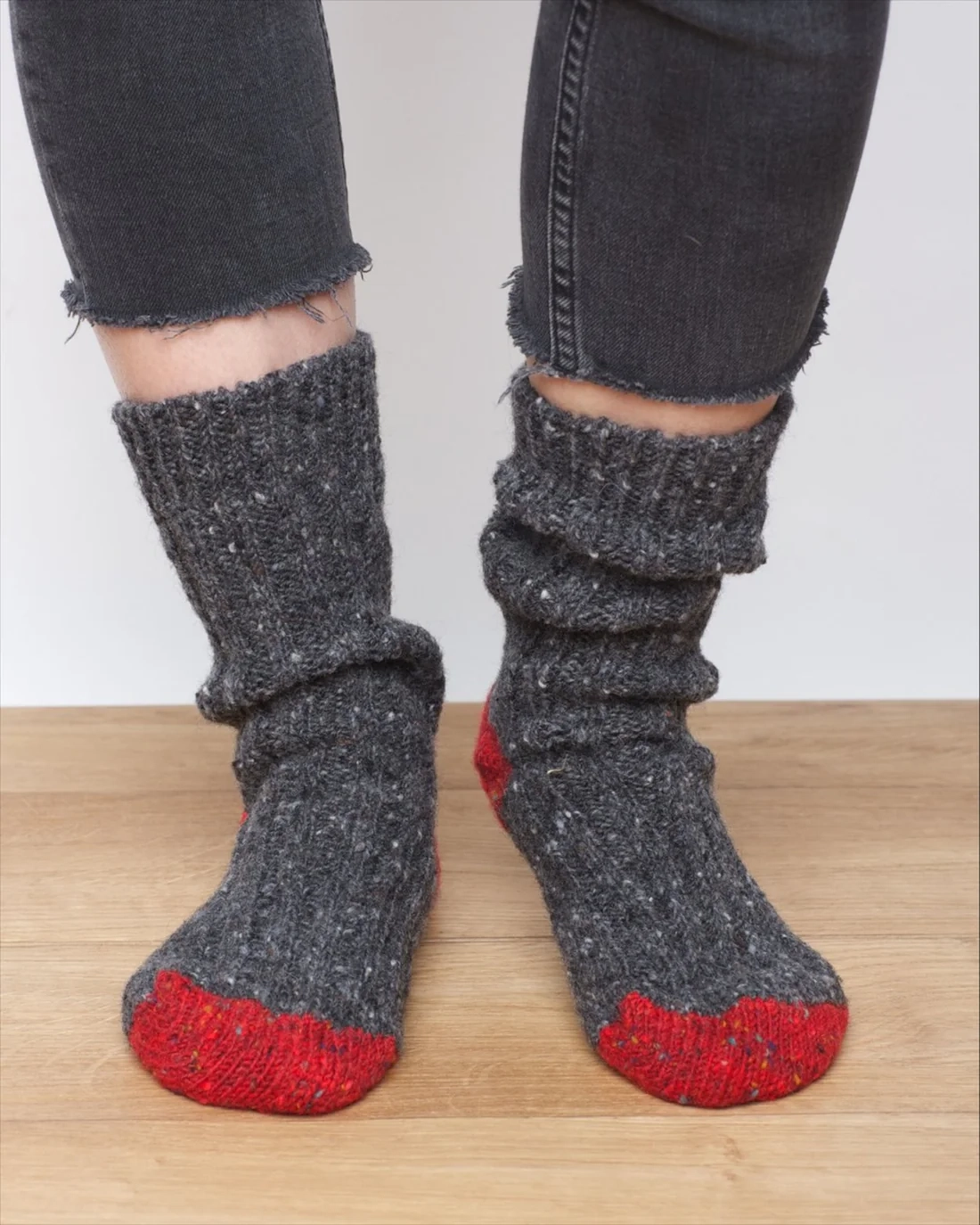 Paire de chaussettes bicolores en 100% pure laine vierge du Donegal, tissée en Irlande selon des techniques traditionnelles depuis 1723. Ultra-chaudes et confortables, vous ne les quitterez pas de l'hiver !
5 variantes bicolores - Taille unique
Entretien : lavage machine cycle laine 30°C