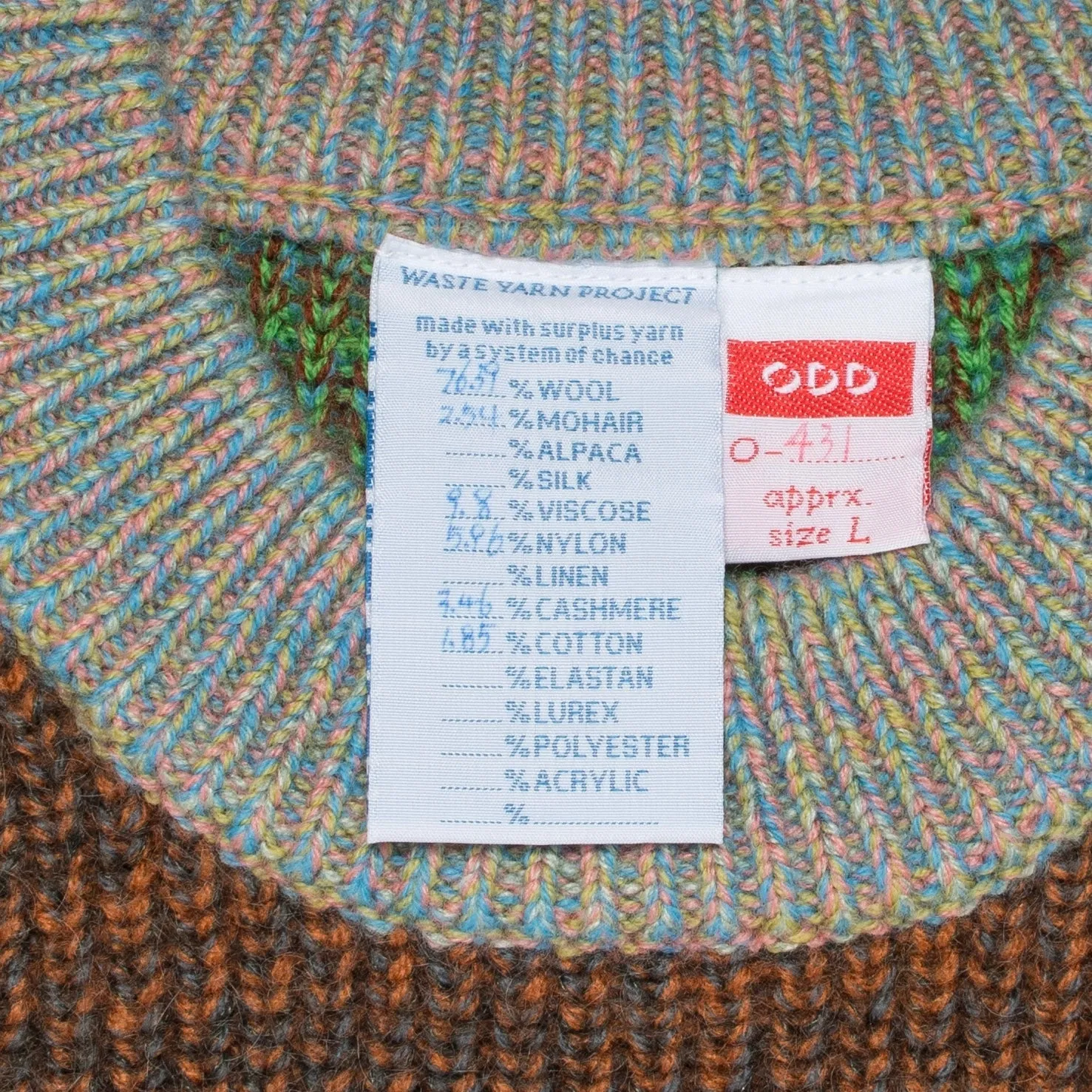 Pull tricoté taille L. ODD est notre pull ras-du-cou classique, parfaitement imparfait.
Sa coupe droite et décontractée est complétée par des épaules tombantes.
Le modèle est défini, mais les couleurs et le fil sont choisis par la roue de la fortune WYP.
Ainsi, chaque pièce est vraiment unique au monde !