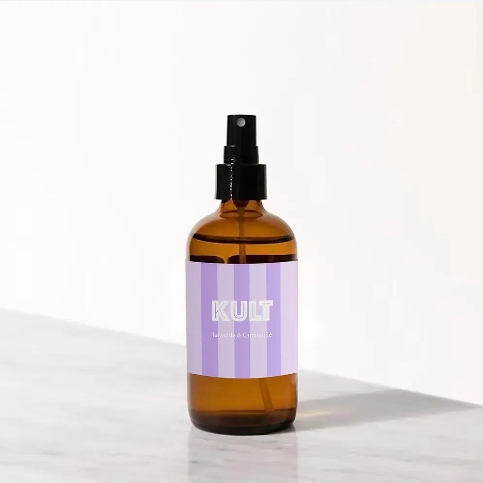 Dans sa jolie bouteille en verre ambré dépoli, profitez d'une composition sans alcool et 100% bio-dégradable.
S'utilise directement sur le linge de maison ( canapé, rideaux, vêtement...), et dans l'air ambiant.
Contenant : 100 ML.