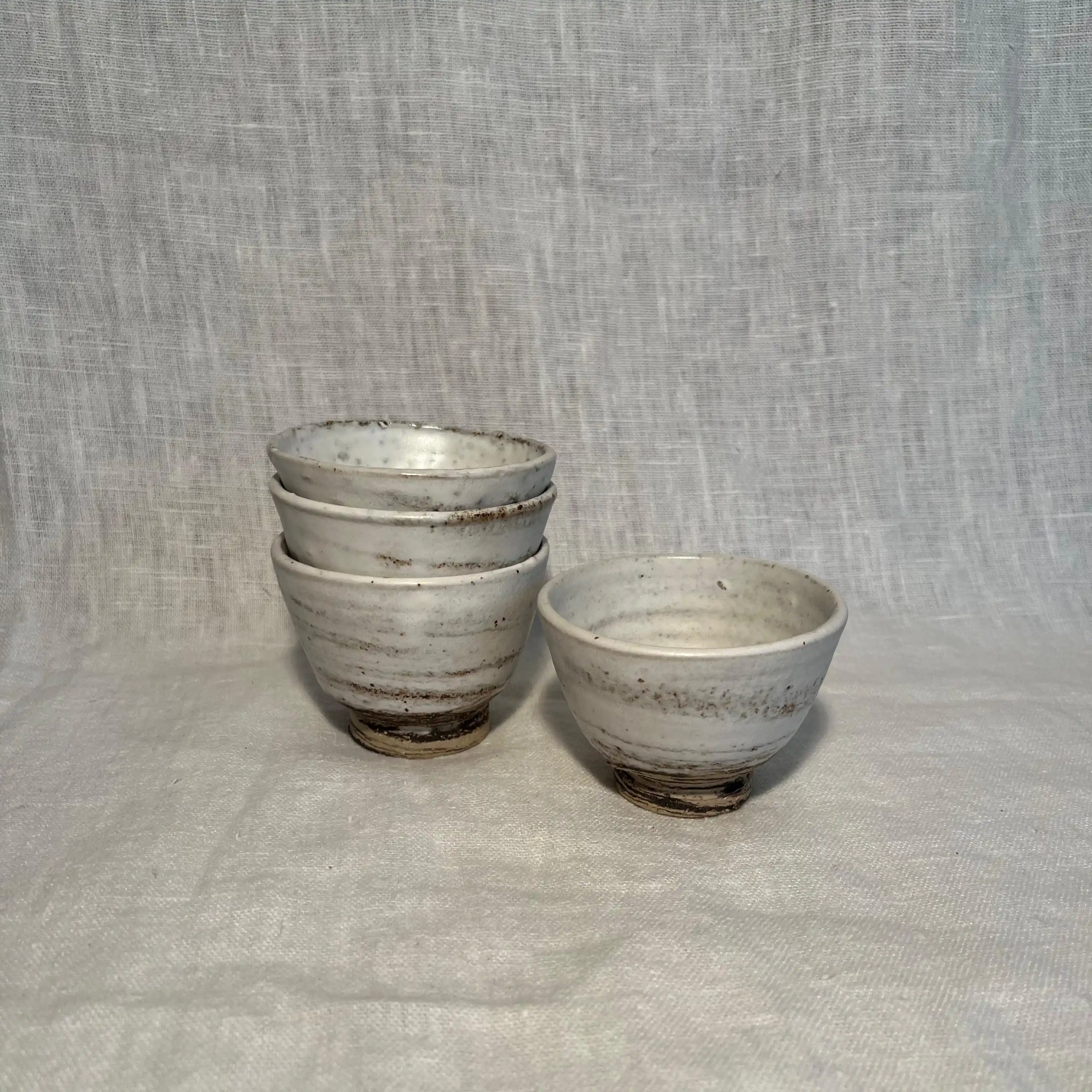 Mini tasses de grès en nériage. Engobe et émail