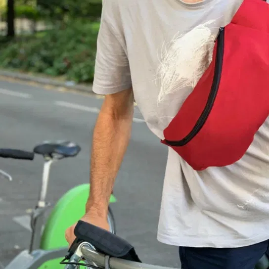 Nous créons différentes formes de sacs bananes avec des tissus pluriels. Brillant, fantaisie, sobre ou imperméable, il y en a pour tous les goûts.
Pour être à l’aise à pied, en vélo et dans le métro !