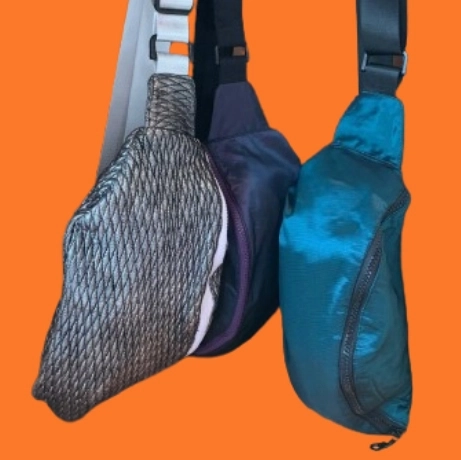 Nous créons différentes formes de sacs bananes avec des tissus pluriels. Brillant, fantaisie, sobre ou imperméable, il y en a pour tous les goûts.
Pour être à l’aise à pied, en vélo et dans le métro !