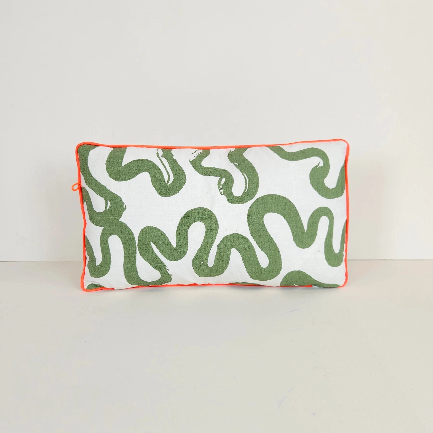 Chaque coussin est une pièce unique confectionnée à la main dans notre atelier-boutique Parisien.
Nous imprimons au cadre tous nos tissus avec la technique de la sérigraphie. Les tissus que nous utilisons sont des textiles anciens appelés « métis » et sont des draps épais faits de lin et coton. L’idée de faire du nouveau avec de l’ancien fait partie des piliers de M3TISS.
Après l’impression, place à la couture, réalisée aussi par nos soins.
Le recto-verso offre une variété de couleurs et de motifs, vous laissant la possibilité de créer des combinaisons personnalisées.
Tissu ancien appelé "métis" en coton et/ou lin. 30 x 50 cm.