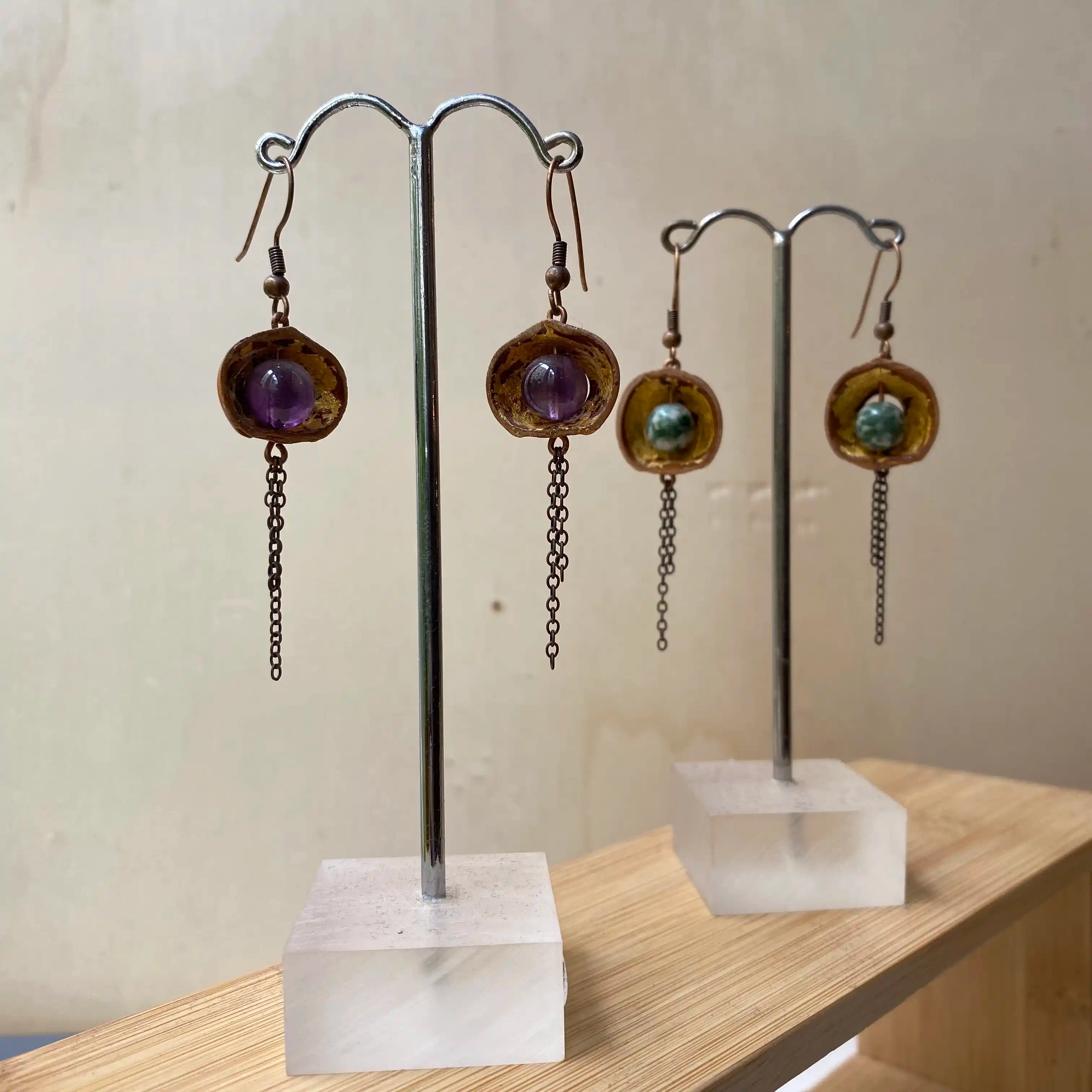 Noisettes incrustées d'or 24k et montées sur laiton