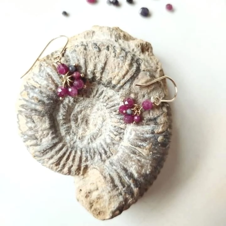 Boucles d'oreilles en rubis et saphirs. Attaches gold filled 14 carats