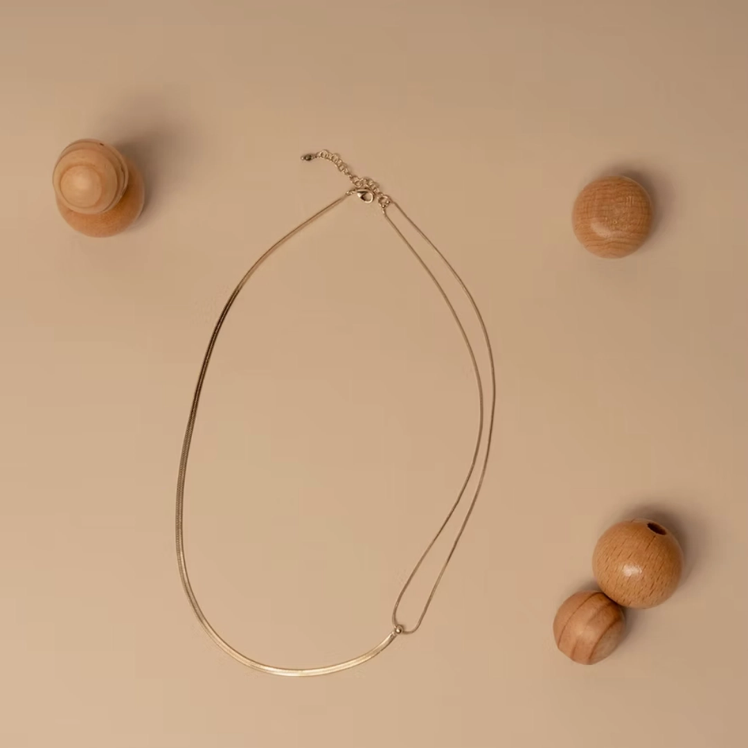 Le collier LINEA est un bijou aux lignes aériennes et épurées. Son design minimaliste vous permettra de le porter au quotidien, seul ou en accumulations d'autres bijoux.
Le collier mesure environ 40cm avec une chaînette de réglage de 4cm.
Les bijoux Atelier Nicol sont entièrement fabriqués en laiton (sans nickel, non allergène), puis recouverts d'un bain d'or. Le placage trois microns permet à chaque pièce de pouvoir vous accompagner au quotidien et de durer dans le temps. Les bijoux plaqué argent sont, quant à eux, recouvert d'un bain d'argent de dix microns.
