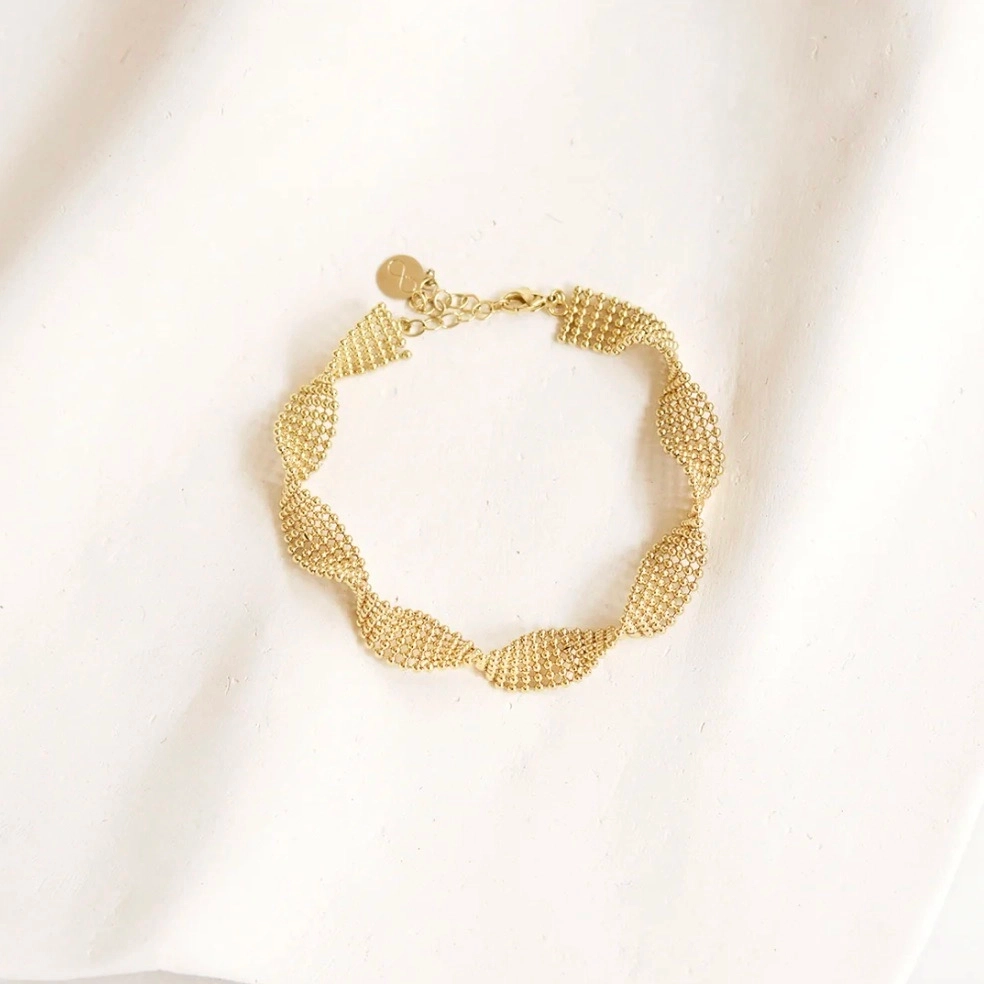 Deia puise son inspiration dans l’organique, de la flore marine aux végétaux grimpants. Chaque pièce est une surprise: lors du façonnage, les éléments fusionnent toujours de manière différente et génèrent de nouvelles formes aux contours aléatoires. Cette singularité précieuse se décline sur chaque bijou, avec des pièces souples qui épousent les courbes du corps et d’autres plus sculpturales. Une collection poétique et subtile.
Matériaux : laiton doré à l'or fin recyclé 24 carats
Dimensions : 17cm + chaîne de réglage
Poids: 5,88g
Tous nos bijoux sont garantis 2 ans
Pensé et fabriqué main à Paris
Livré dans son packaging individuel écologique.
Conseils d'entretien : évitez le contact avec l'eau et le parfum afin que le bijou conserve son éclat
Nos matières premières sont soigneusement sélectionnées et sans risques pour votre santé : elles ne contiennent ni plomb, ni nickel, ni cadmium, conformément à la législation.