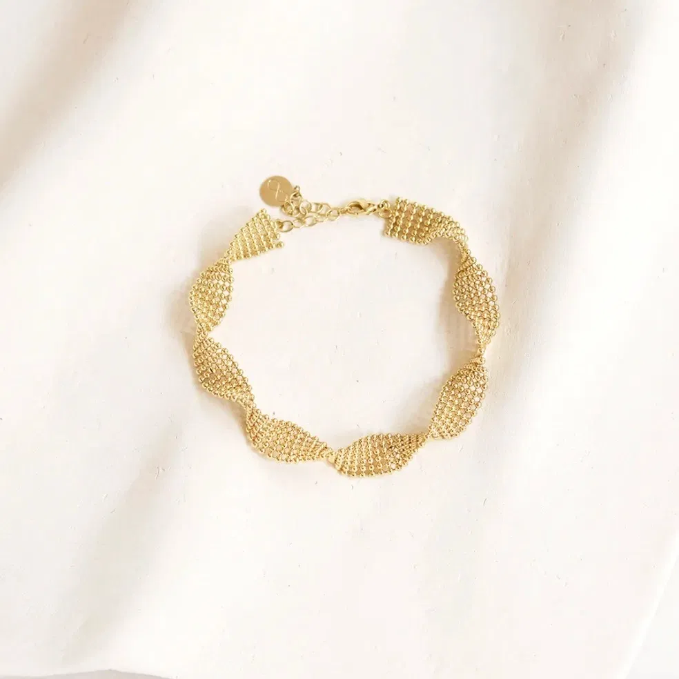 Deia puise son inspiration dans l’organique, de la flore marine aux végétaux grimpants. Chaque pièce est une surprise: lors du façonnage, les éléments fusionnent toujours de manière différente et génèrent de nouvelles formes aux contours aléatoires. Cette singularité précieuse se décline sur chaque bijou, avec des pièces souples qui épousent les courbes du corps et d’autres plus sculpturales. Une collection poétique et subtile.
Matériaux : laiton doré à l'or fin recyclé 24 carats
Dimensions : 17cm + chaîne de réglage
Poids: 5,88g
Tous nos bijoux sont garantis 2 ans
Pensé et fabriqué main à Paris
Livré dans son packaging individuel écologique.
Conseils d'entretien : évitez le contact avec l'eau et le parfum afin que le bijou conserve son éclat
Nos matières premières sont soigneusement sélectionnées et sans risques pour votre santé : elles ne contiennent ni plomb, ni nickel, ni cadmium, conformément à la législation.