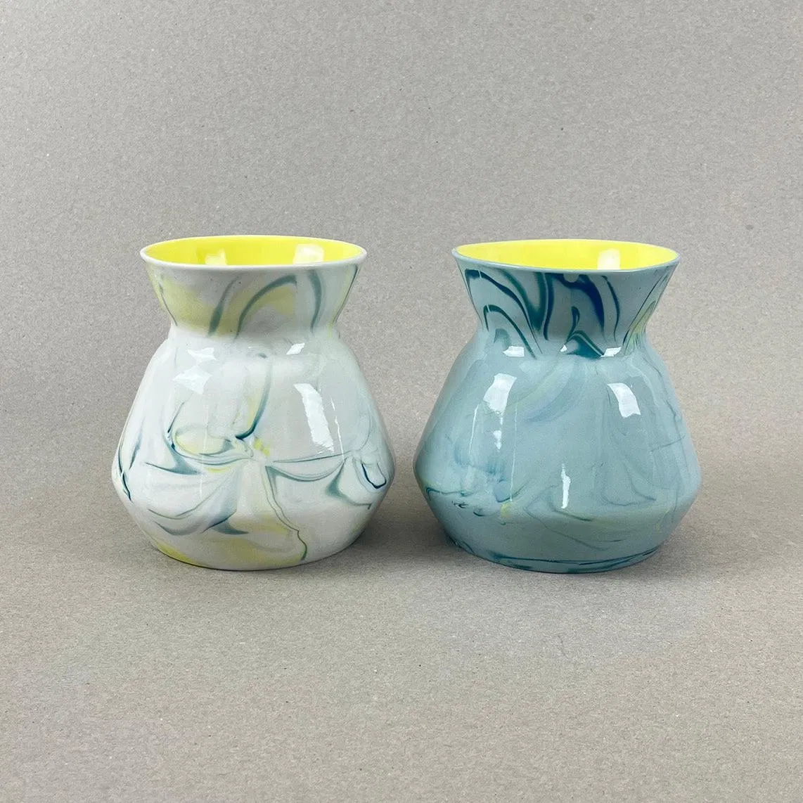 Porcelaine teintée dans la masse. Pièces à colorations variables. Bleu canard, jaune et vert chartreuse, intérieur jaune. Dim. : diam 12,7 cm, h : 13 cm Un vase doux et rond pour un bouquet de gypsophiles qui invoquera certainement le printemps. Ce contenant de 750 ml peut également servir de carafe de table. Et surtout n'oubliez pas d'aller écouter le motif musical associé à cette collection.
