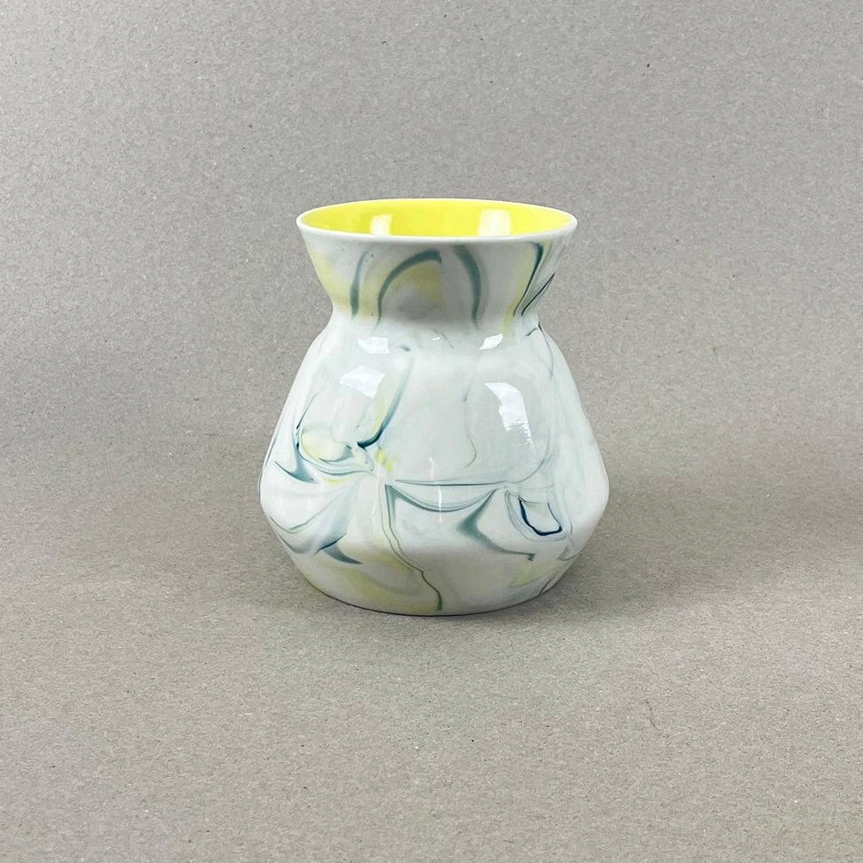 Porcelaine teintée dans la masse. Pièces à colorations variables. Bleu canard, jaune et vert chartreuse, intérieur jaune. Dim. : diam 12,7 cm, h : 13 cm Un vase doux et rond pour un bouquet de gypsophiles qui invoquera certainement le printemps. Ce contenant de 750 ml peut également servir de carafe de table. Et surtout n'oubliez pas d'aller écouter le motif musical associé à cette collection.
