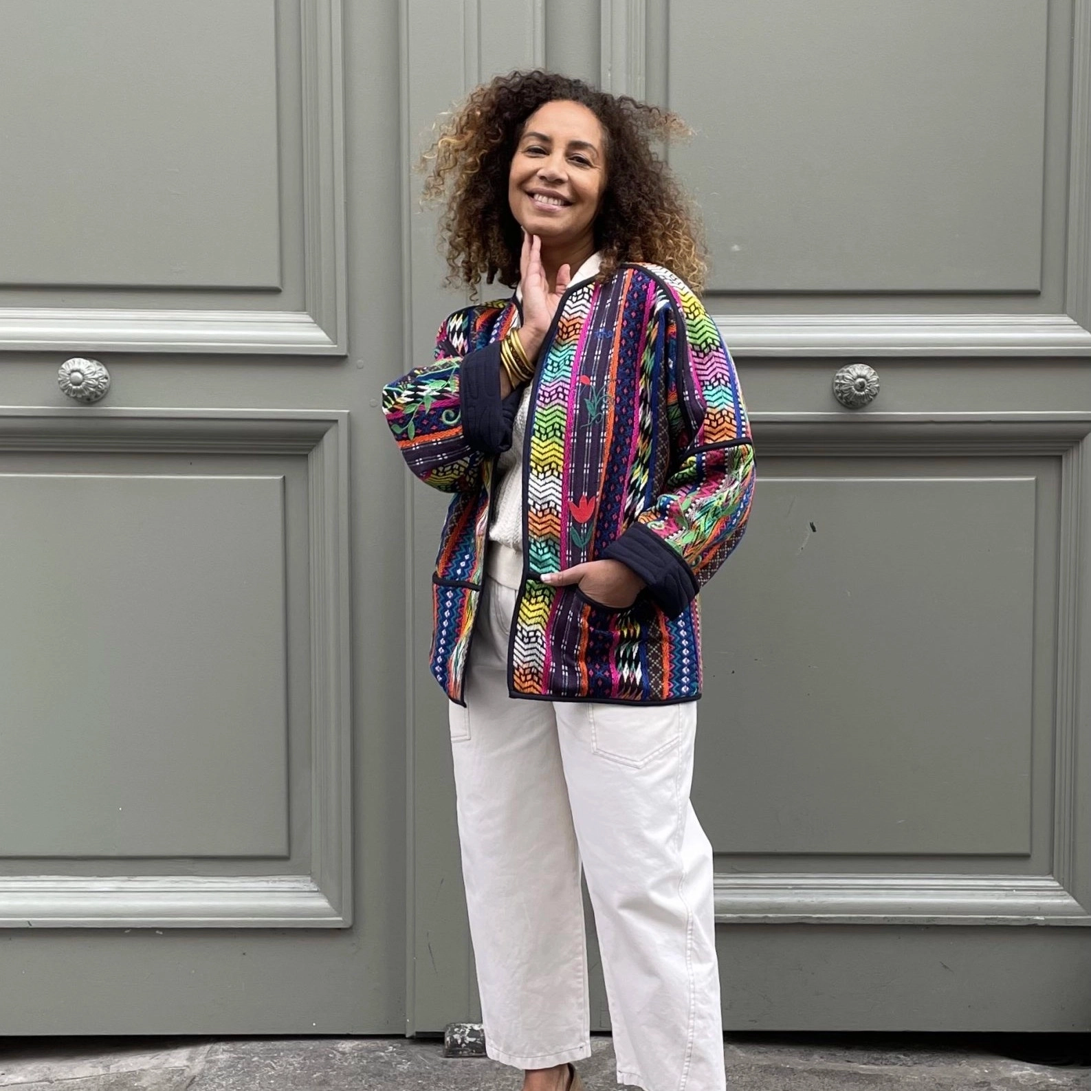 Sublime veste brodée à la main, manches longues, pour un look boho chic.