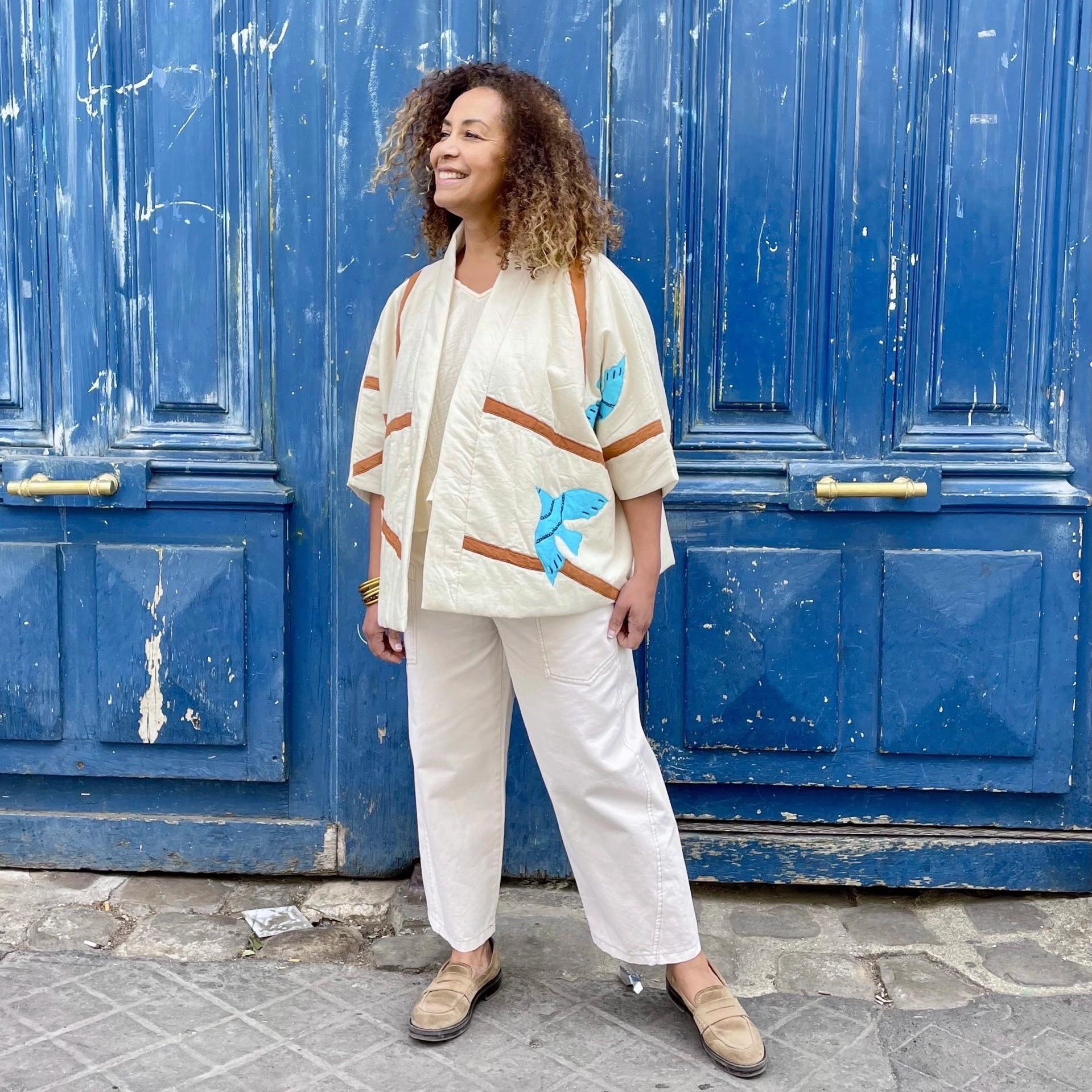 Magnifique veste-kimono écrue avec hirondelles bleues et un soleil brodés.
Taille unique (du 36 au 42)