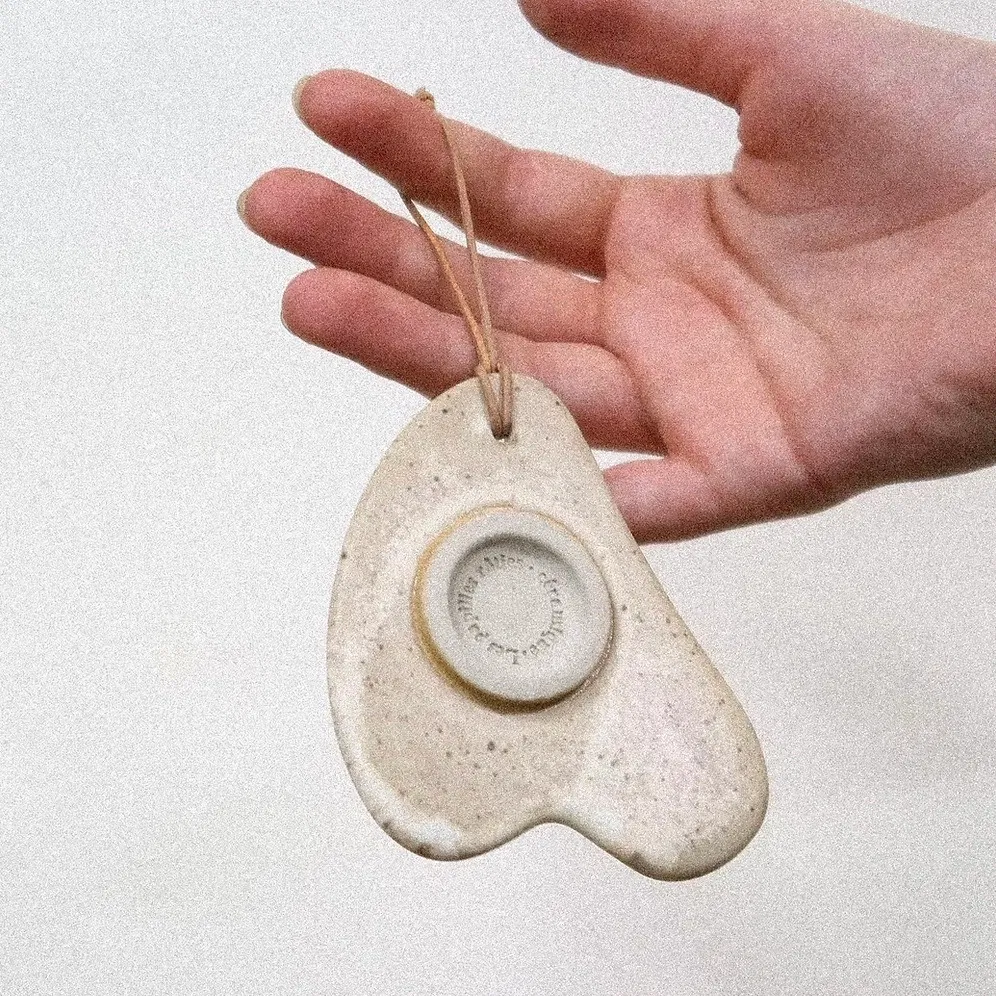 Pensé comme un geste de soin au quotidien, ce gua-sha en céramique accompagne vos rituels de détente tout en douceur.
Sa forme douce épouse naturellement les courbes du visage ou du corps, et son petit creux central permet une prise en main confortable. Une ficelle en cuir permet de le suspendre après usage, pour le laisser sécher ou simplement l’avoir toujours à portée de main.
Émaillé sur les deux faces dans un blanc nacre brillant, chaque pièce est unique, façonnée avec soin dans mon atelier à Paris.
À offrir ou à s’offrir pour prendre un moment pour soi, chaque jour.
Chaque pièce est unique, façonnée dans mon atelier à Paris avec attention.
DIMENSIONS : L 8cm, H 5,5cm environ