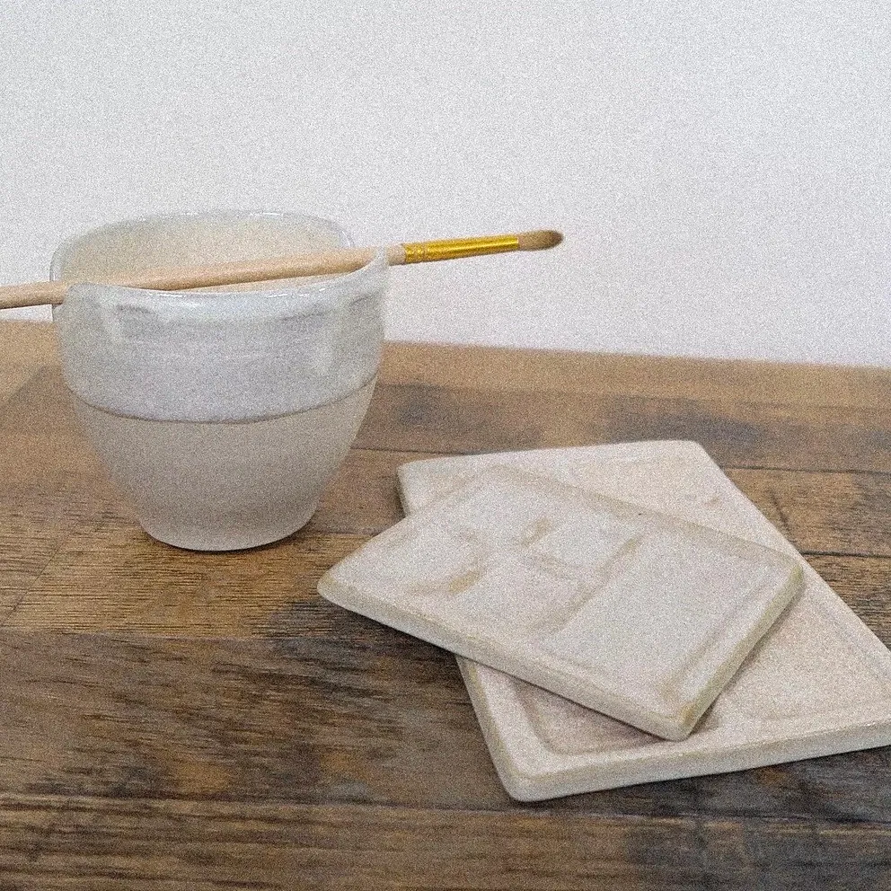 Pensées pour accompagner les moments de création, ces palettes de peinture sont modelées à la main dans mon atelier à Paris. Chaque pièce est unique, avec des courbes douces et organiques, conçues pour accueillir aquarelles, encres ou gouaches.
La version petite est idéale pour les formats nomades, tandis que la grande offre plus d’espace pour jouer avec les nuances et les mélanges.
Leur surface émaillée permet un nettoyage facile tout en mettant en valeur les pigments.
Comme chaque pièce est façonnée à la main, formes, tailles et textures peuvent varier légèrement, ce sont ces petites différences qui font leur singularité.
DIMENSIONS :
S: L 8cm, H 10cm environ
M: L 10cm, H 14,5cm environ